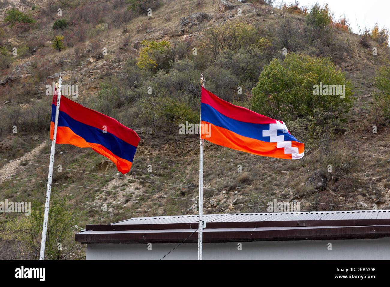 Drapeaux arméniens et Artsakh (Haut-Karabakh) affichés sur une frontière de la République d'Artsakh non reconnue sur le 9 octobre 2019. La République est un sujet de différend entre l'Azerbaïdjan et les Arméniens, elle est historiquement occupée par les Arméniens mais a été incluse en Azerbaïdjan après l'effondrement de l'Union soviétique. ARTSAKH est aujourd'hui un Etat indépendant de facto, mais il n'est reconnu par aucune autre partie. Il n'est possible d'entrer dans Artsakh que par l'Arménie. (Photo par Dominika Zarzycka/NurPhoto) Banque D'Images