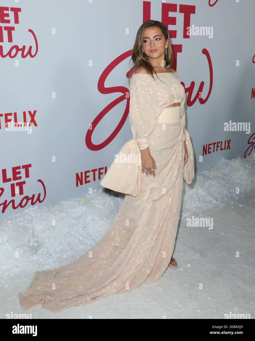 LOS ANGELES, CALIFORNIE, États-Unis - NOVEMBRE 04: L'actrice Isabela Merced (Isabela Moner) arrive à la première de Los Angeles de Netflix 'Lay IT Snow' tenue aux théâtres du Pacifique à The Grove on 4 novembre 2019 à Los Angeles, Californie, États-Unis. (Photo par image Press Agency/NurPhoto) Banque D'Images