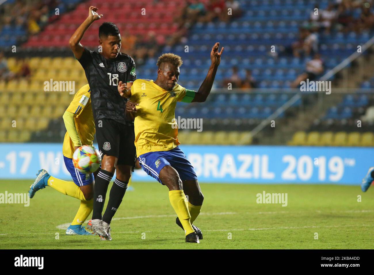 Efrain Alvarez d'Argentine vies Leon Kofana (R) des Îles Salomon pendant la coupe du monde U-17 de la FIFA Brésil 2019 Groupe F match entre le Mexique et les Îles Salomon à l'Estadio Kleber Andrade on 03 novembre 2019 à Vitoria, Brésil. (Photo de Gilson Borba/NurPhoto) Banque D'Images