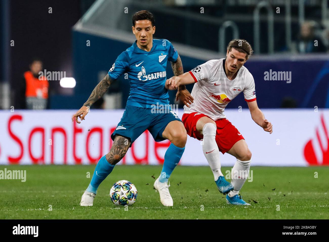 Sebastian Driussi (L) du FC Zenit Saint-Pétersbourg et Marcel Sabitzer du RB Leipzig vie pour le match du groupe G de la Ligue des champions de l'UEFA entre le FC Zenit Saint-Pétersbourg et le RB Leipzig sur 5 novembre 2019 à l'arène Gazprom de Saint-Pétersbourg, en Russie. (Photo de Mike Kireev/NurPhoto) Banque D'Images