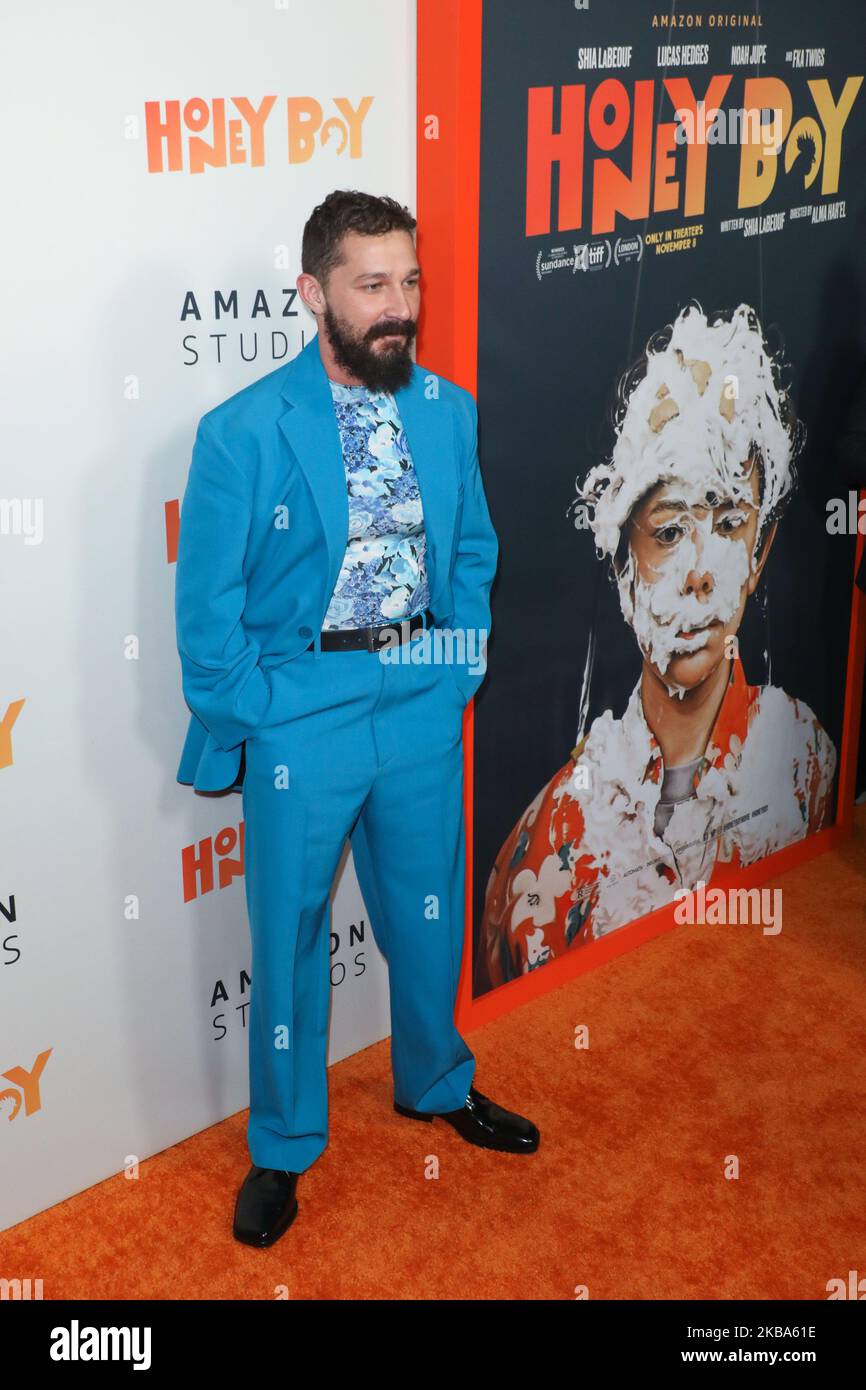 HOLLYWOOD, LOS ANGELES, CALIFORNIE, États-Unis - NOVEMBRE 05 : l'acteur Shia LaBeouf portant Balenciaga arrive à la première de Los Angeles des studios Amazon 'Honey Boy' qui se tient au ArcLight Cinemas Hollywood Cinerama Dome sur 5 novembre 2019 à Hollywood, Los Angeles, Californie, États-Unis. (Photo par image Press Agency/NurPhoto) Banque D'Images