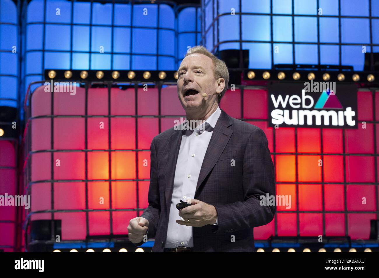 Brad Smith, président de Microsoft, parle de « la promesse et le danger de l'ère numérique » lors du sommet de la scène centrale du Web à l'Arena d'Altice sur 06 novembre 2019, à Lisbonne, au Portugal. Web Summit est une conférence annuelle sur la technologie qui réunit une variété d'entreprises de technologie pour discuter de l'avenir de l'industrie. (Photo de Rita Franca/NurPhoto) Banque D'Images