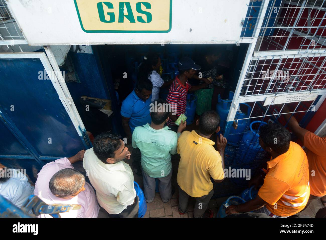 Des clients attendent près du point de gaz de Colombo, Sri Lanka novembre.6,2019 le ministre de l'Agriculture P Harrison a déclaré que la pénurie de gaz liquéfié a été attribuée à une forte demande en raison du faible prix du gaz, des conflits en Arabie Saoudite et des conditions météorologiques défavorables qui ont entravé le transport maritime. (Photo d'Akila Jayawardana/NurPhoto) Banque D'Images