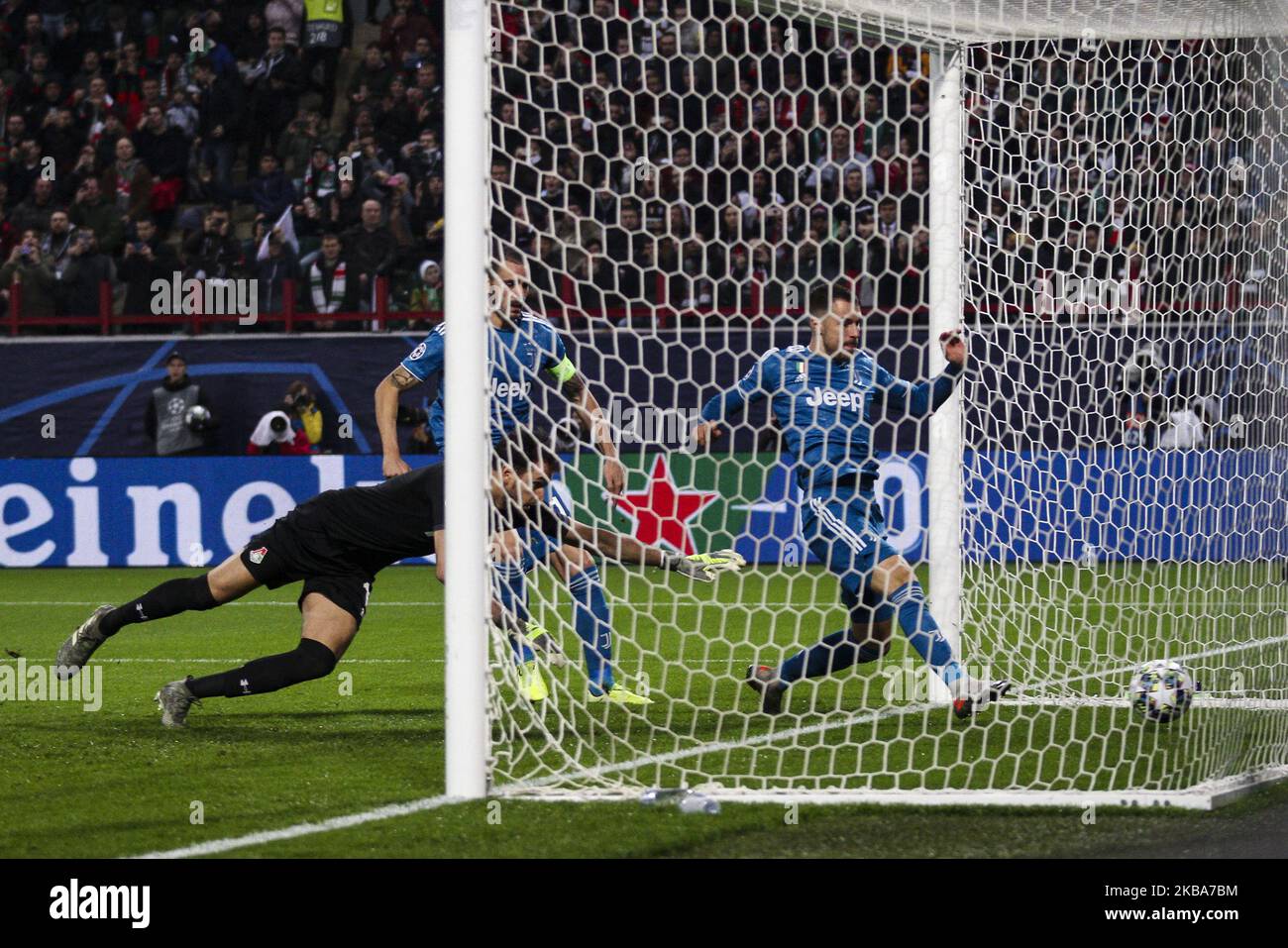 Aaron Ramsey, milieu de terrain de Juventus (8), marque son but pour le faire 1-0 lors du match de football de groupe de la Ligue des champions de l'UEFA n.4 LOKOMOTIV MOSKVA - JUVENTUS sur 06 novembre 2019 à l'arène RZD à Moscou, dans la région centrale, en Russie. (Photo de Matteo Bottanelli/NurPhoto) Banque D'Images