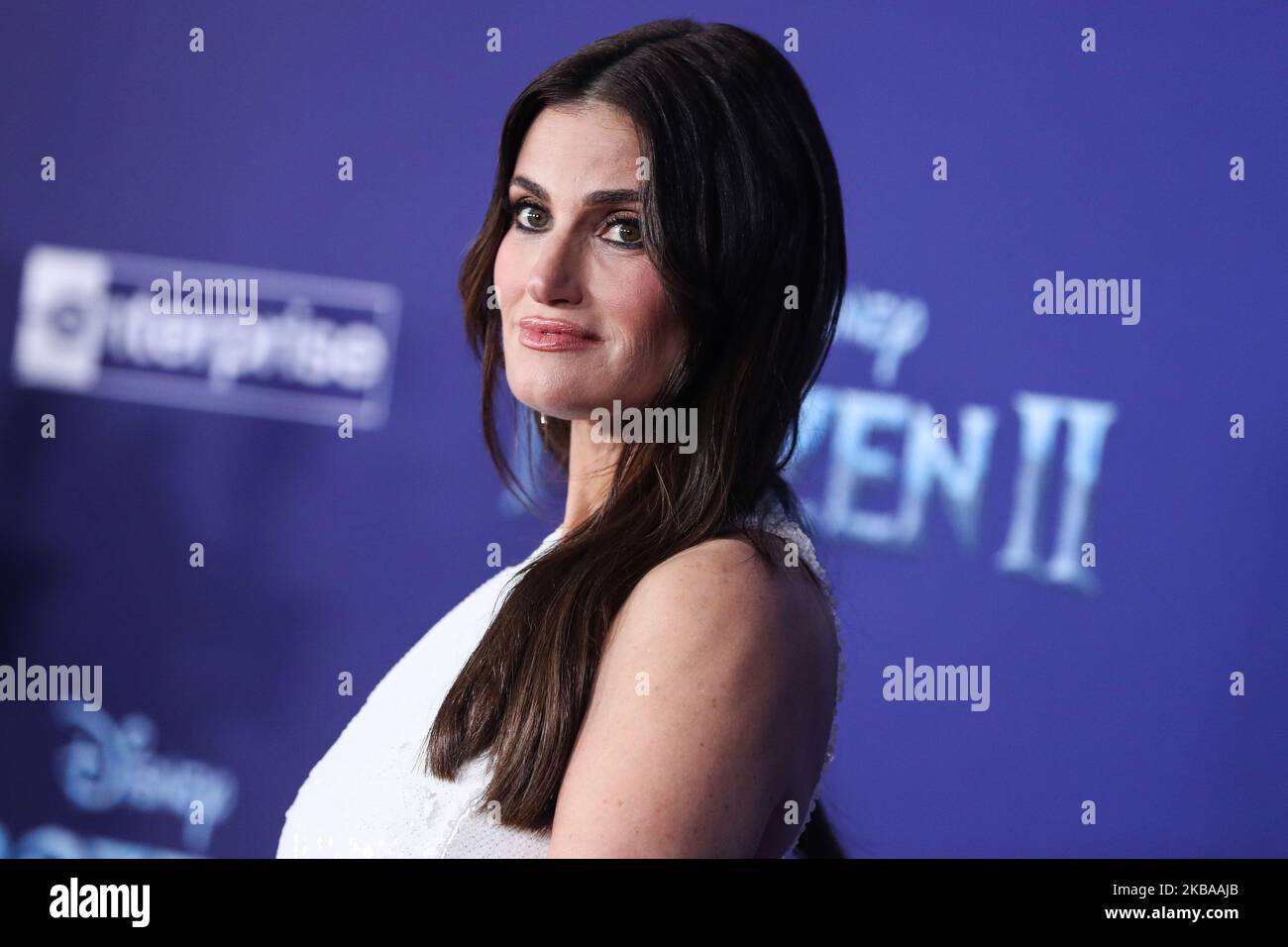 HOLLYWOOD, LOS ANGELES, CALIFORNIE, ÉTATS-UNIS - NOVEMBRE 07 : L'actrice Idina Menzel portant une robe de Galvan, des boucles d'oreilles Stephen Webster, une bague Sara Weinstock et un bracelet Effy arrivent à la première mondiale de la « Frozen 2 » de Disney qui se tient au Dolby Theatre on 7 novembre 2019 à Hollywood, Los Angeles, Californie, États-Unis. (Photo par Xavier Collin/image Press Agency/NurPhoto) Banque D'Images