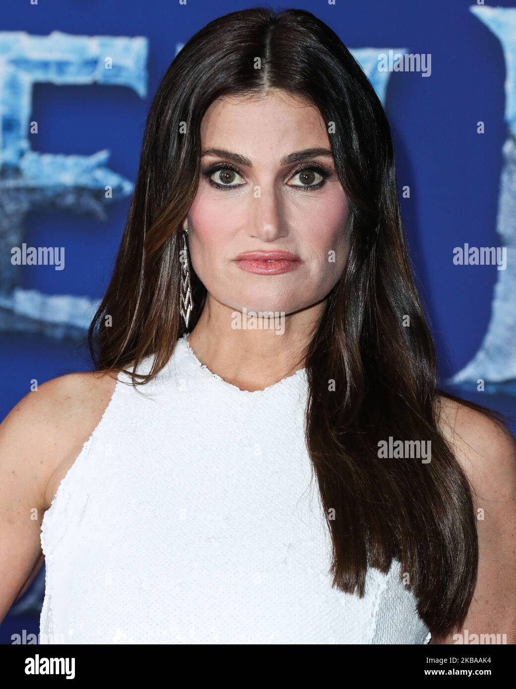 HOLLYWOOD, LOS ANGELES, CALIFORNIE, ÉTATS-UNIS - NOVEMBRE 07 : L'actrice Idina Menzel portant une robe de Galvan, des boucles d'oreilles Stephen Webster, une bague Sara Weinstock et un bracelet Effy arrivent à la première mondiale de la « Frozen 2 » de Disney qui se tient au Dolby Theatre on 7 novembre 2019 à Hollywood, Los Angeles, Californie, États-Unis. (Photo par Xavier Collin/image Press Agency/NurPhoto) Banque D'Images