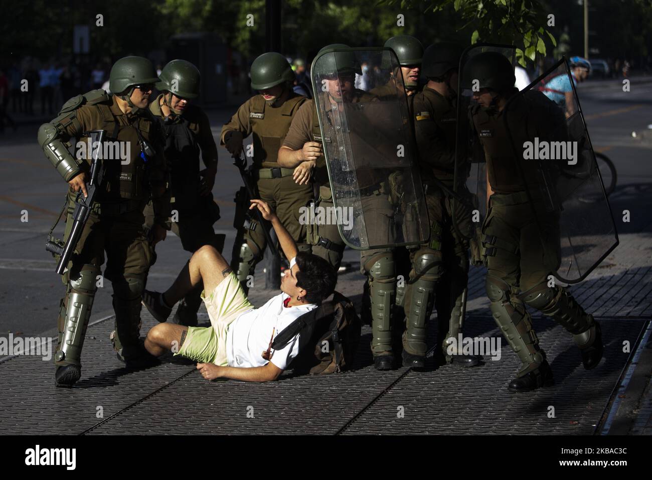 Des policiers anti-émeutes arrêtent un manifestant lors d'une manifestation contre le gouvernement du président Sebastian Piñera sur 7 novembre 2019 à Santiago, au Chili. Depuis 18 octobre, les manifestants exigent des améliorations dans les domaines de la santé, du système de retraite, de l'éducation publique, de la mobilité sociale et sont contre la privatisation des services d'eau, la hausse des tarifs des transports publics et la corruption du gouvernement. (Photo de MatÃ­as Baglietto/NurPhoto) Banque D'Images