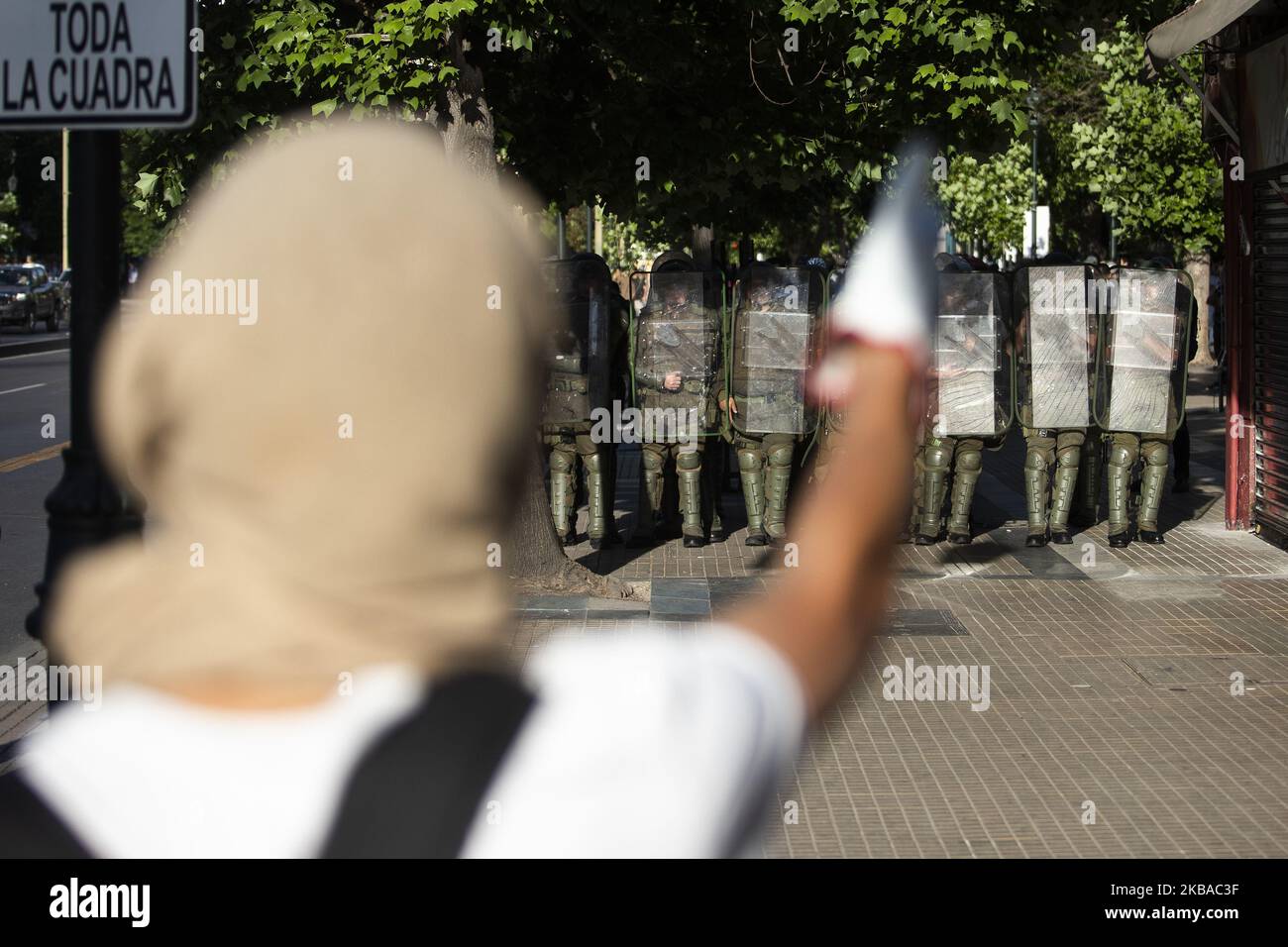 Un manifestant fait des gestes à l'encontre des policiers lors d'une manifestation contre le gouvernement du président Sebastian Piñera sur 7 novembre 2019 à Santiago, au Chili. Depuis 18 octobre, les manifestants exigent des améliorations dans les domaines de la santé, du système de retraite, de l'éducation publique, de la mobilité sociale et sont contre la privatisation des services d'eau, la hausse des tarifs des transports publics et la corruption du gouvernement. (Photo de MatÃ­as Baglietto/NurPhoto) Banque D'Images