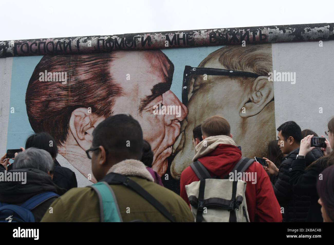 Les visiteurs prennent des photos d’une fresque de l’artiste russe Dmitri Vrubel ‘My God, Aidez-moi à survivre à cet Amour mortel’, Communément appelé « Kiss fraternel », qui montre l’ancien dirigeant de l’Union soviétique Leonid Brejnev embrassant l’ancien dirigeant de l’Allemagne de l’est Erich Honecker dans une section encore debout de l’ancien mur de Berlin appelée East Side Gallery, vue à la veille du prochain 30th anniversaire de la chute du mur de Berlin. Vendredi, 8 novembre 2019, à Berlin, en Allemagne. (Photo par Artur Widak/NurPhoto) Banque D'Images