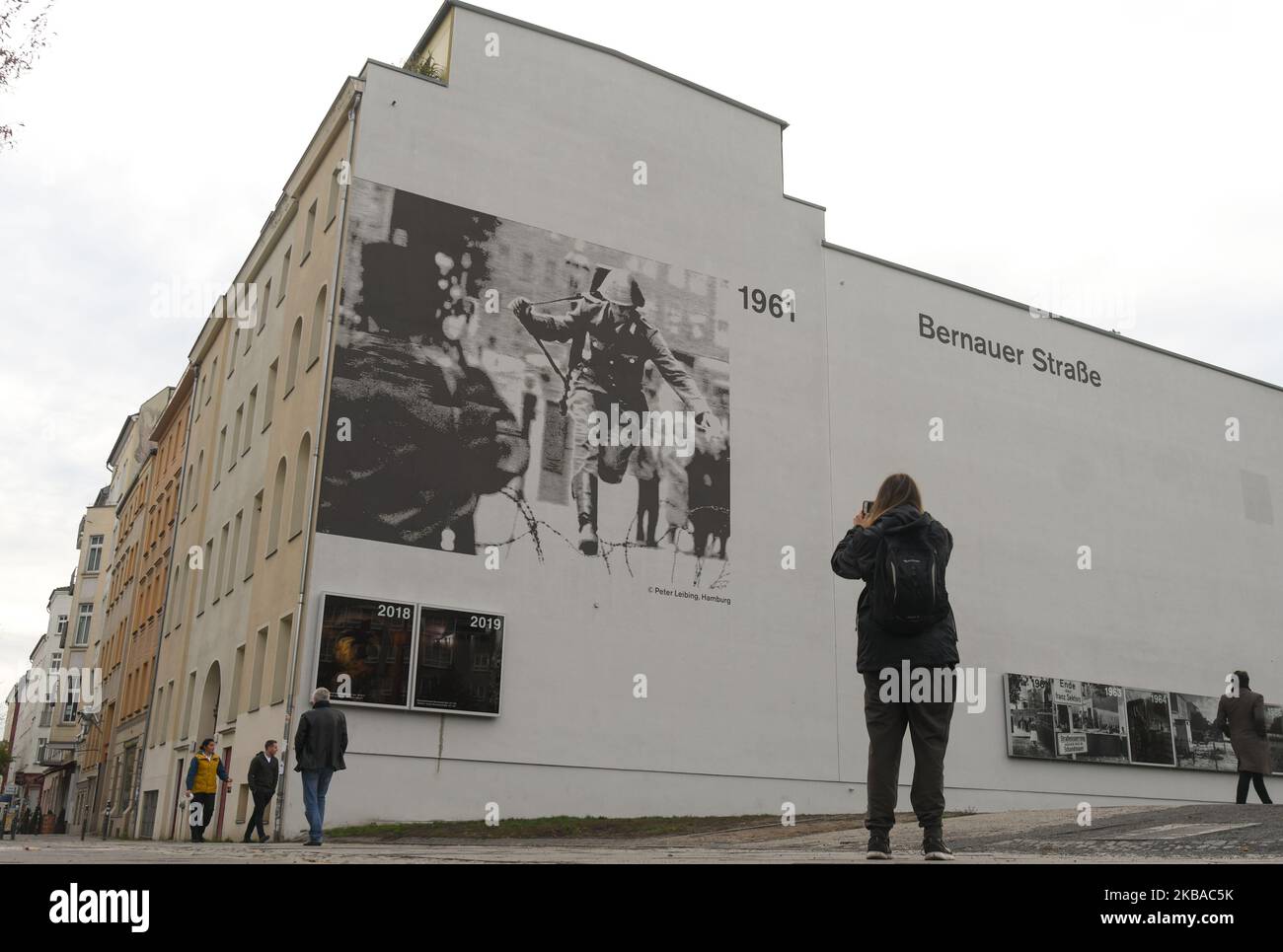 Un visiteur prend une photo du bâtiment où se trouvait autrefois le mur de Berlin à Bernauer Strasse, à la veille du prochain anniversaire de la chute du mur de Berlin en 30th. L'Allemagne marque trois décennies depuis la chute du mur de Berlin cette semaine avec les principales célébrations dans la capitale allemande samedi, 9 novembre 2019. Vendredi, 8 novembre 2019, à Berlin, en Allemagne. (Photo par Artur Widak/NurPhoto) Banque D'Images