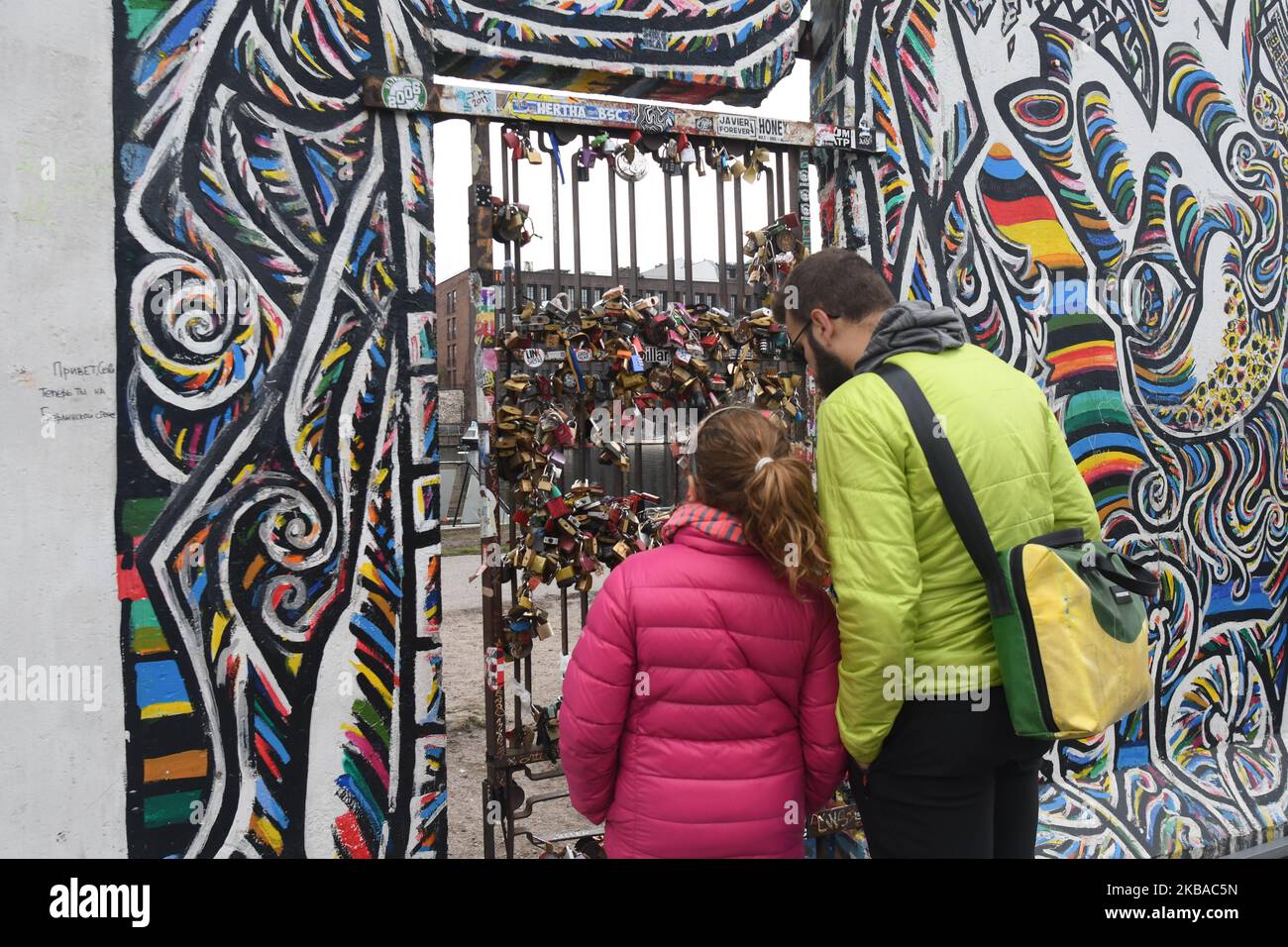 Les visiteurs regardent une petite porte située entre une section encore debout de l'ancien mur de Berlin appelée East Side Gallery, à la veille du prochain 30th anniversaire de la chute du mur de Berlin. L'Allemagne marque trois décennies depuis la chute du mur de Berlin cette semaine avec les principales célébrations dans la capitale allemande samedi, 9 novembre 2019. Vendredi, 8 novembre 2019, à Berlin, en Allemagne. (Photo par Artur Widak/NurPhoto) Banque D'Images