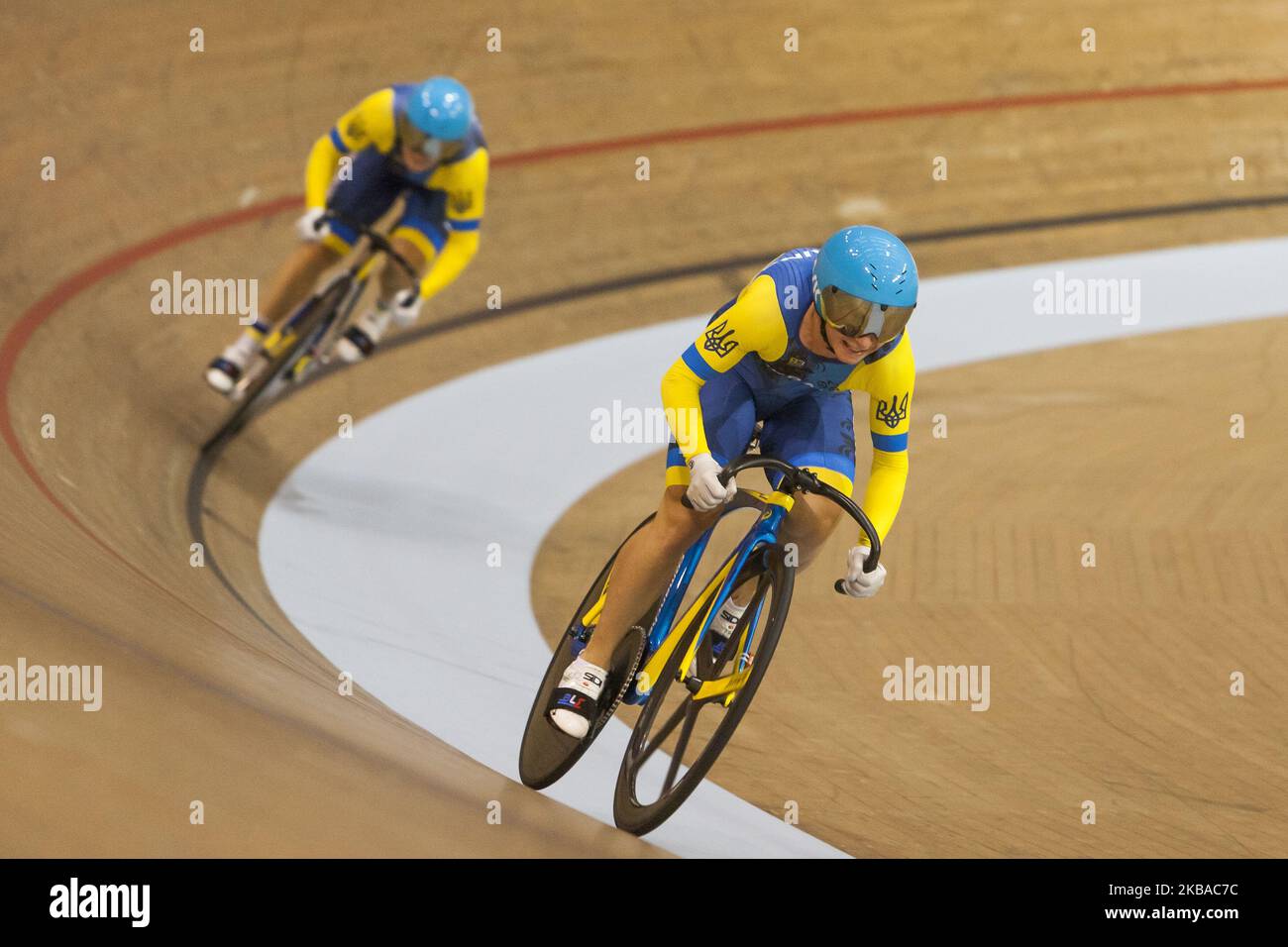 Olena Starikova et Liubov Basova d'Ukraine en action pendant la qualification de l'équipe féminine Sprint au vélodrome Sir Chris Hoy le premier jour de la coupe du monde de cyclisme sur piste UCI sur 8 novembre 2019 à Glasgow, en Écosse. (Photo par Ewan Bootman/NurPhoto) Banque D'Images