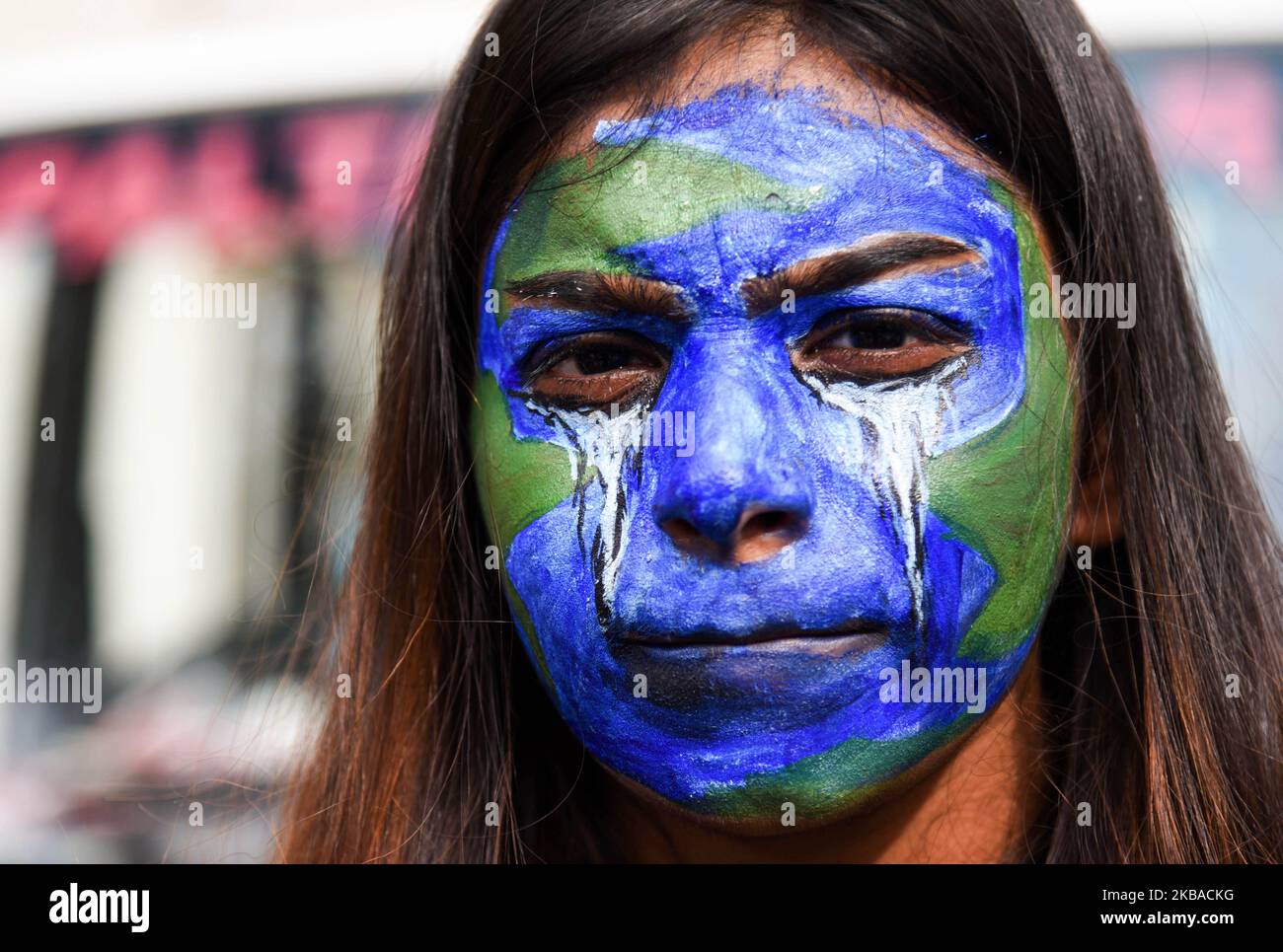 Une jeune avec son visage peint comme elle participe aux manifestations sur le changement climatique qui est un mouvement mondial surnommé vendredi pour l'avenir, à Guwahati, Assam, Inde vendredi, 8 novembre, 2019. (Photo de David Talukdar/NurPhoto) Banque D'Images