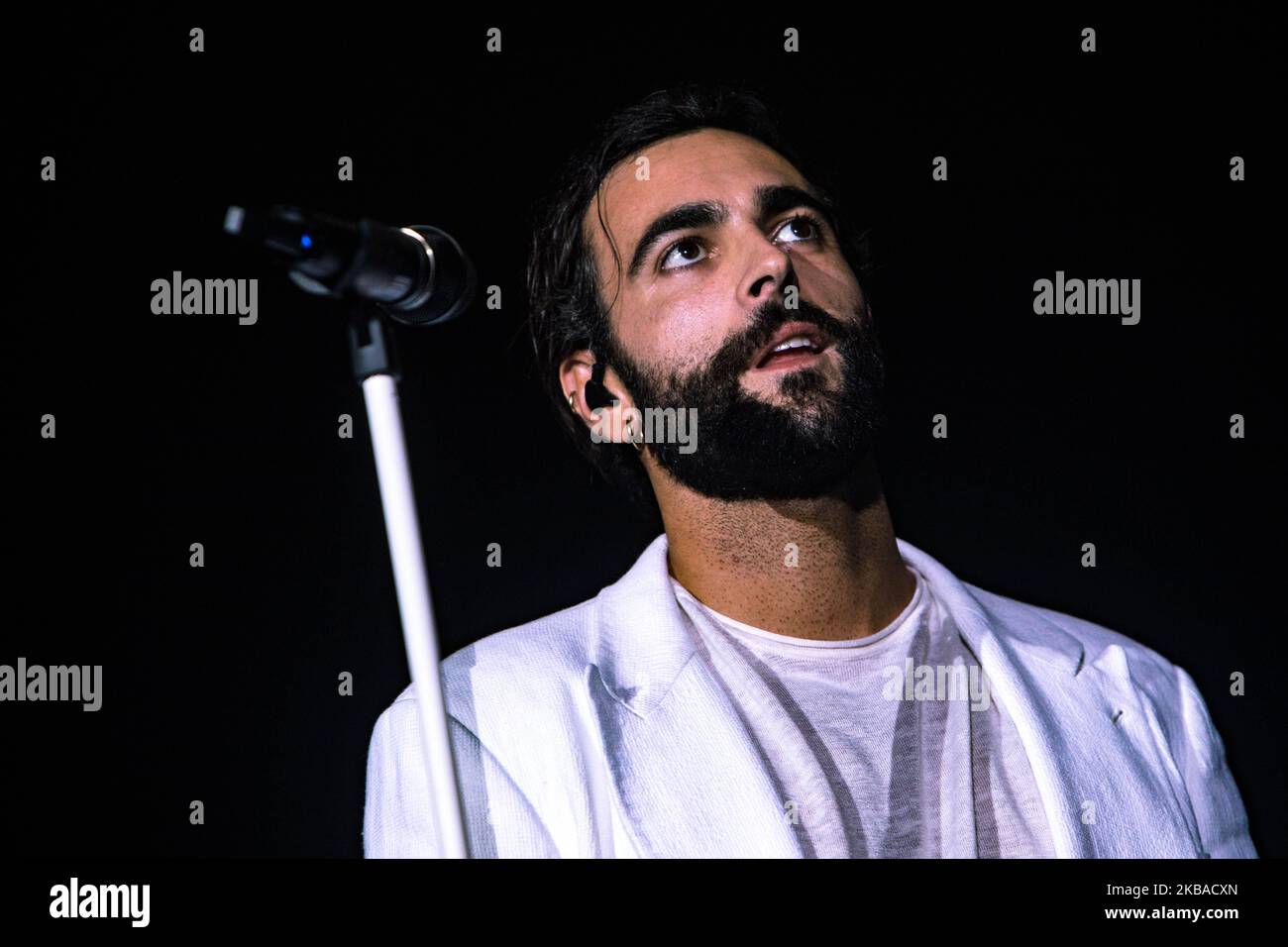 Marco Mengoni se produit en direct au Forum de Mediolanum sur 08 novembre 2019 à Milan, en Italie. (Photo par Mairo Cinquetti/NurPhoto) Banque D'Images