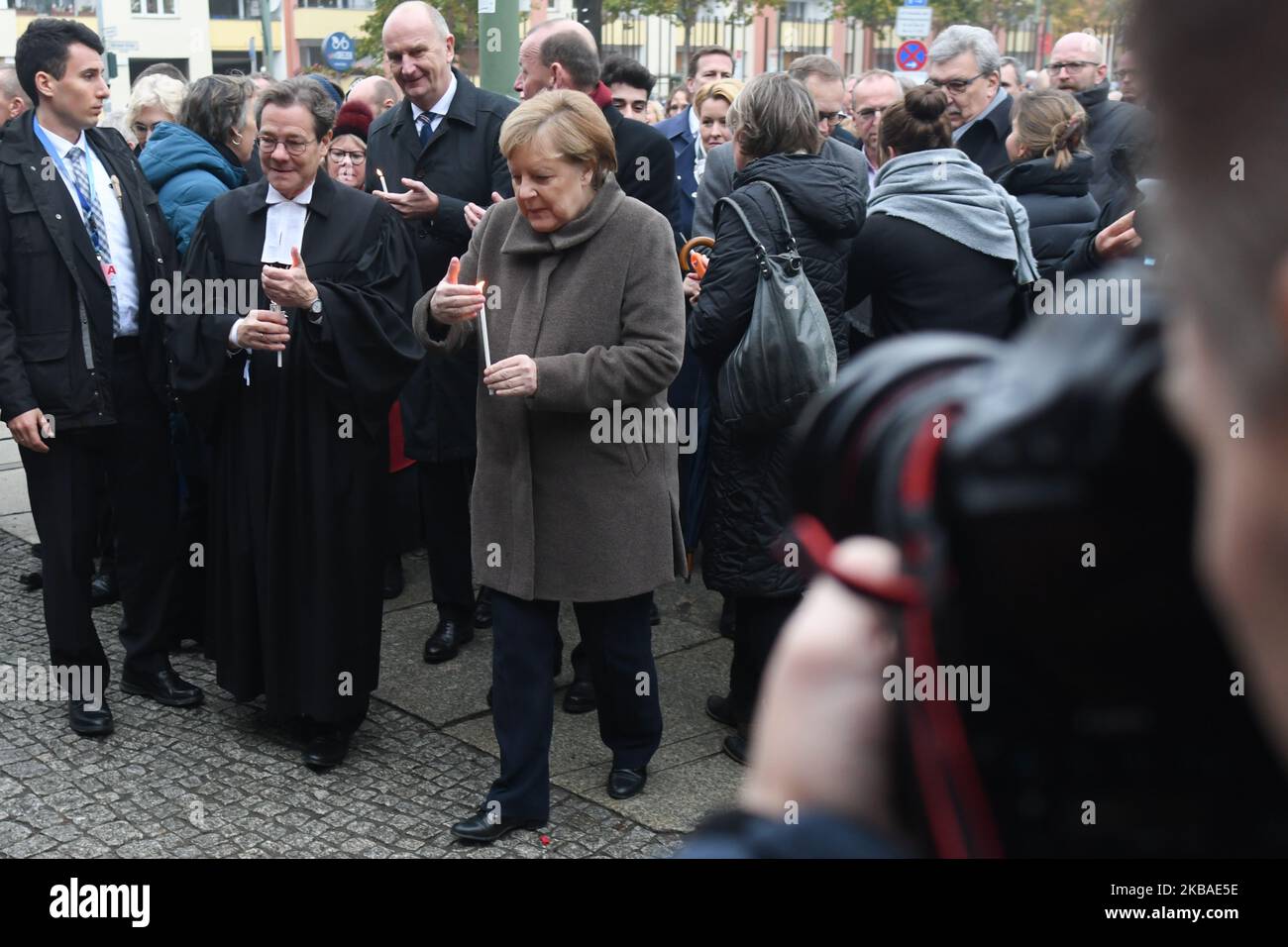 La chancelière allemande Angela Merkel (au centre) et Markus Droege (à gauche), évêque de l'église évangélique Berlin-Brandebourg-Silésie supérieure, arrivent avec des bougies pour les placer au Mémorial du mur de Berlin à Bernauer Strasse lors d'une cérémonie de commémoration du 30th anniversaire de la chute du mur de Berlin. Samedi, 9 novembre 2019, à Berlin, en Allemagne. (Photo par Artur Widak/NurPhoto) Banque D'Images