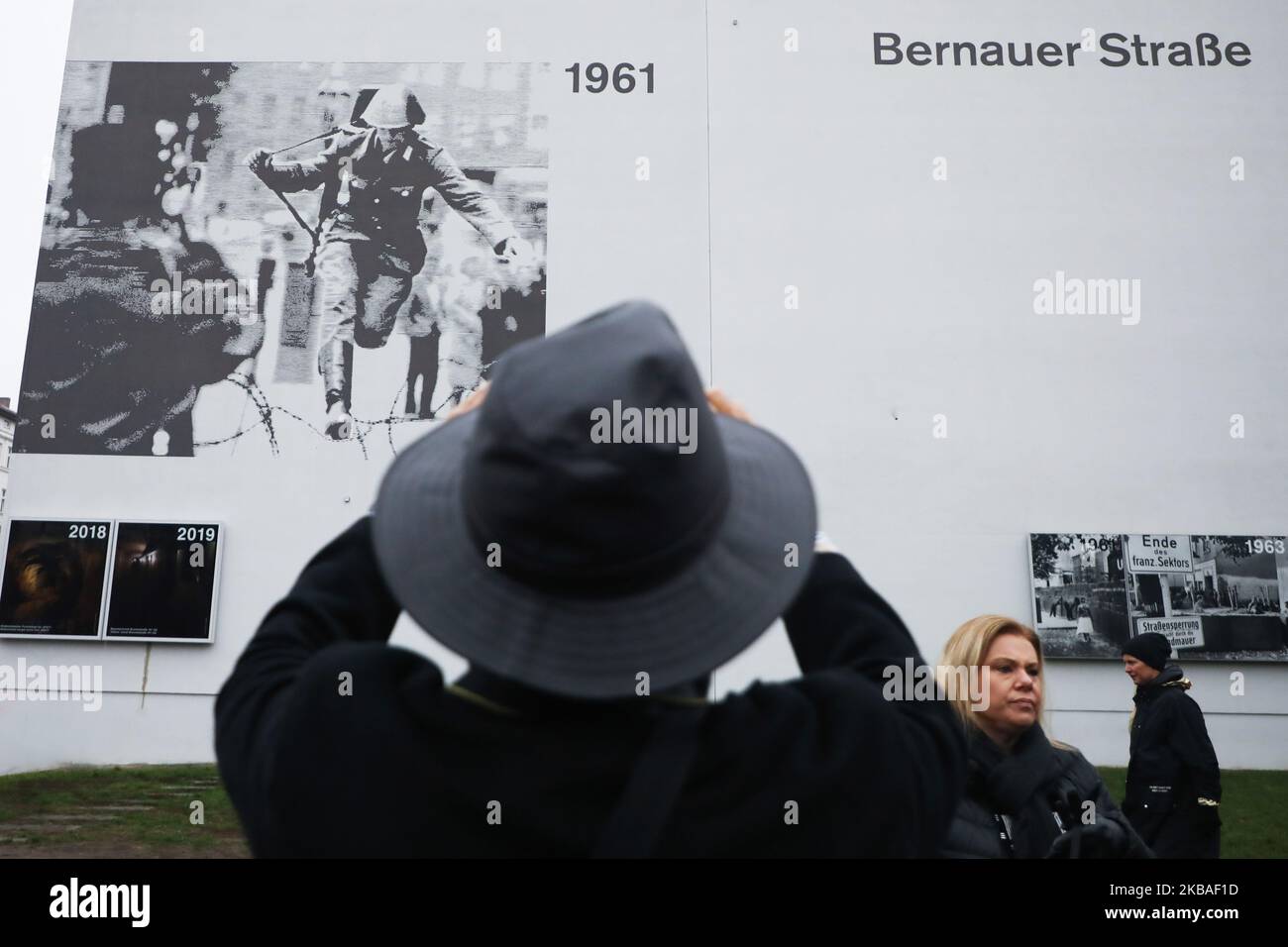 Une fresque représentant Hans Konrad Schumann est présentée lors d'une exposition en plein air aux côtés de la Bernauer Strasse, le jour du 30th anniversaire de la chute du mur de Berlin. Berlin, Allemagne, le 9 novembre 2019. (Photo de Beata Zawrzel/NurPhoto) Banque D'Images