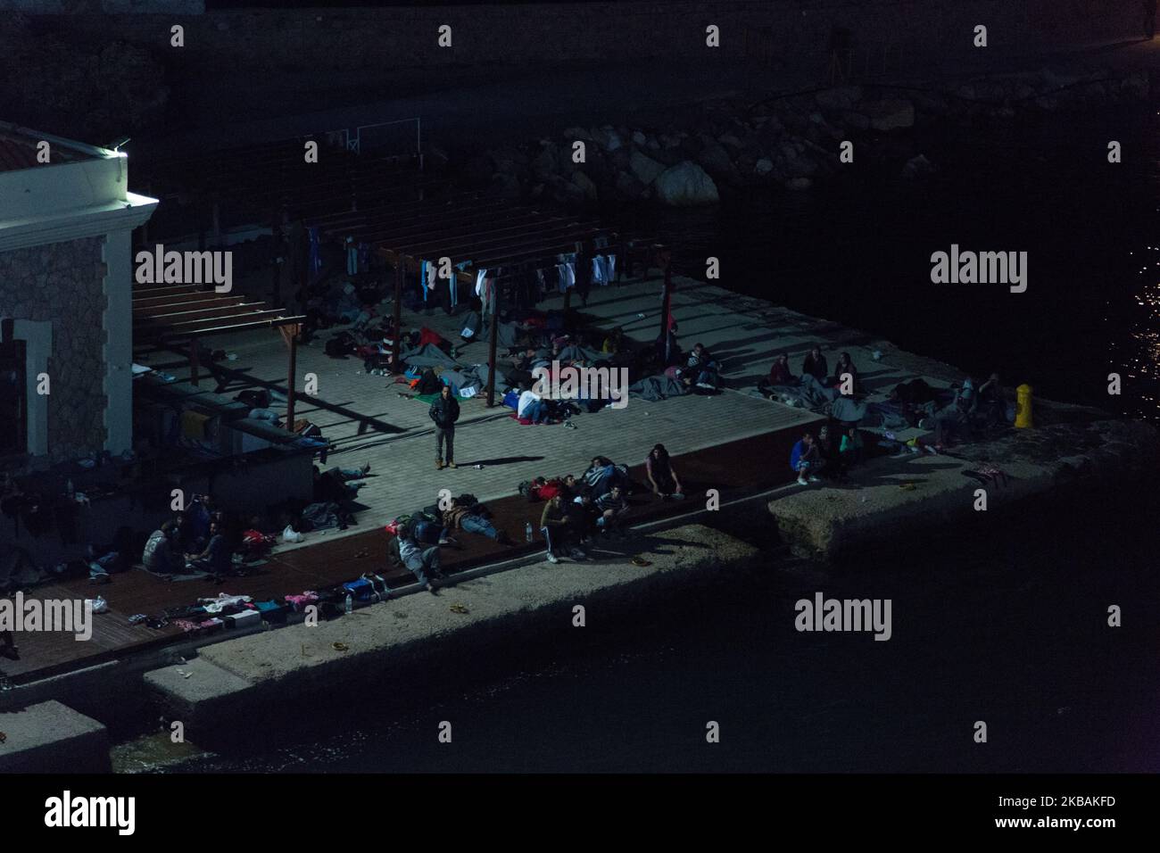 Sur 21 octobre 2015, environ 2 000 réfugiés débarquent dans le port de Pireus (Athènes). Ils ont passé une nuit sur le bateau Ariadni/Ariadne. Ariadni.Ariadne est l'un des 4th bateaux nolisés par le gouvernement grec qui amènent des réfugiés de l'île près de la Turquie à Athènes et au continent grec. Le mardi 20th octobre 2015. Le port de Chios regorge de réfugiés qui y vivent ou passent des heures avant de prendre un bateau d'Athènes. Les conditions de vie sont très pauvres. Les réfugiés dorment sur le sol (photo de Michaud Gael/NurPhoto) Banque D'Images