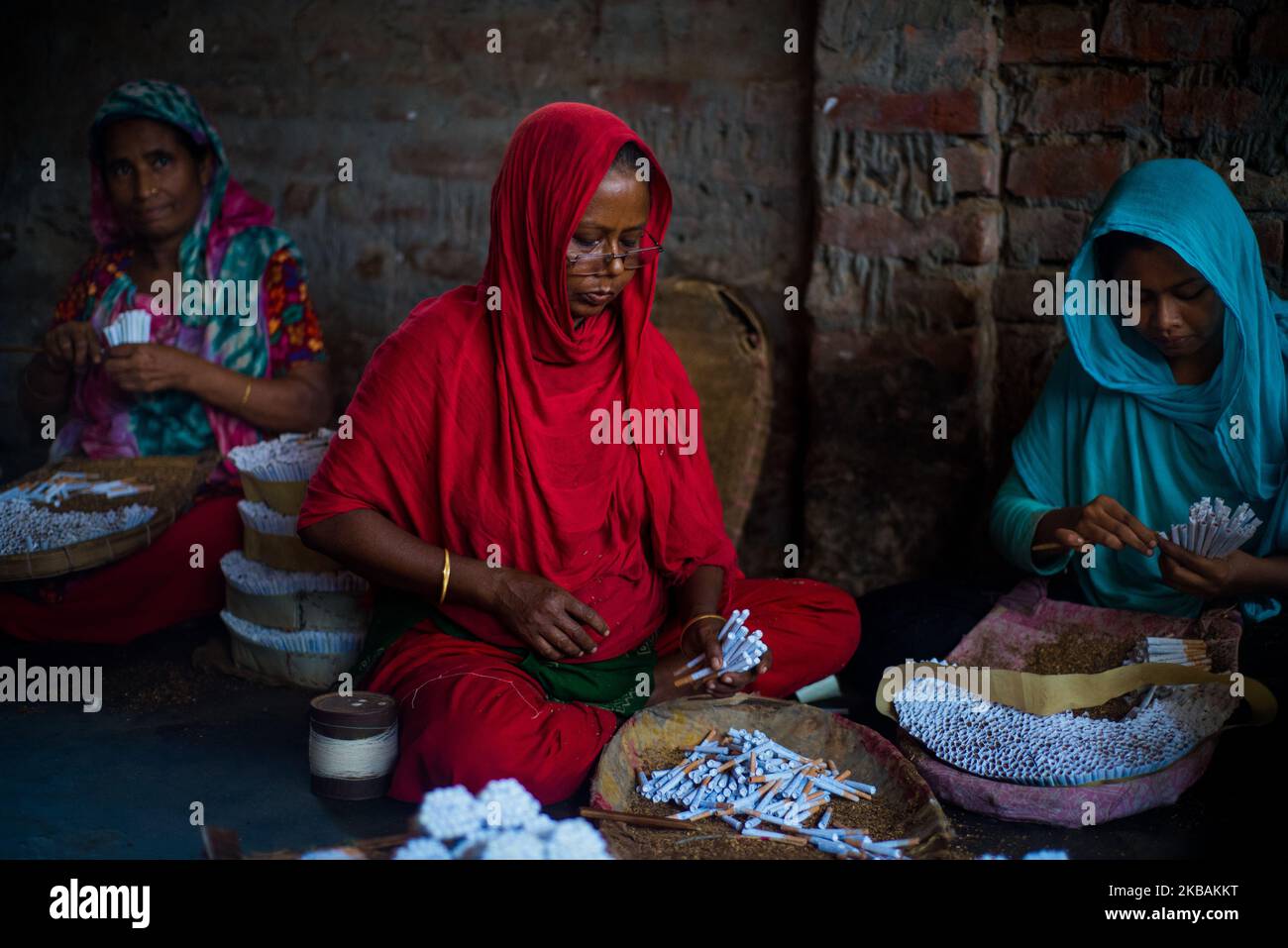 Les enfants et les femmes travaillent dans une industrie du tabac dans le district de Bogra, au Bangladesh, sur 23 septembre 2019. (Photo par Masfiqur Sohan/NurPhoto) Banque D'Images