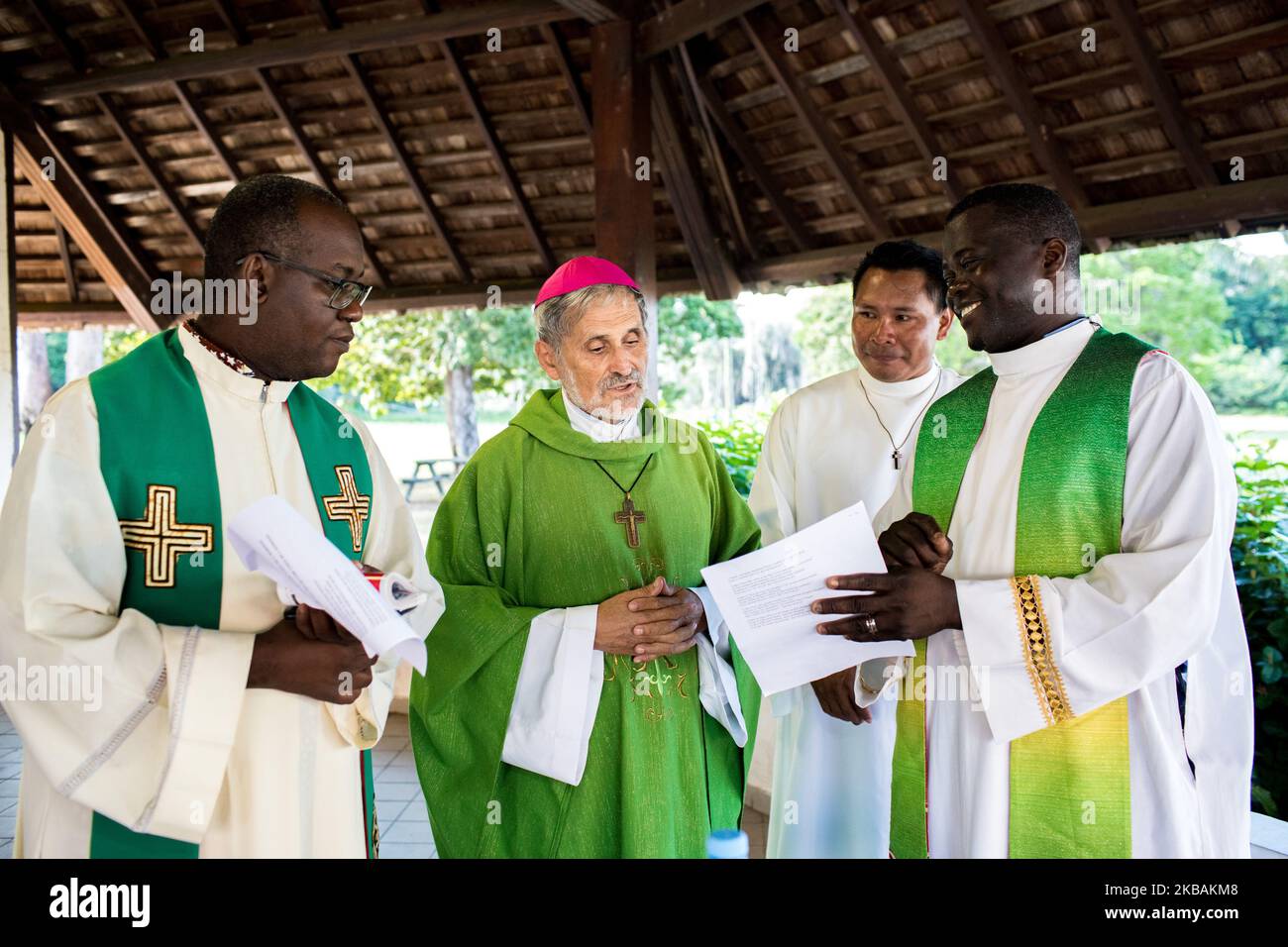 Mana, France, 6 juillet 2019. Aiku se prépare à participer à la messe du dimanche donnée par Mgr Lafont, évêque de Cayenne, lors de la rencontre pré-synodale des peuples autochtones de Guyane française. Il est actuellement en formation pour devenir diacre. (Photo par Emeric Fohlen/NurPhoto) Banque D'Images