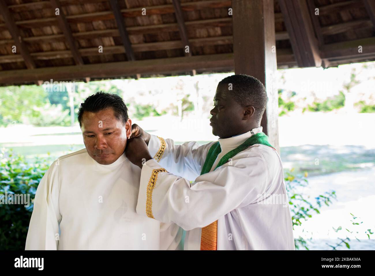 Mana, France, 6 juillet 2019. Aiku se prépare à participer à la messe du dimanche donnée par Mgr Lafont, évêque de Cayenne, lors de la rencontre pré-synodale des peuples autochtones de Guyane française. Il est actuellement en formation pour devenir diacre. (Photo par Emeric Fohlen/NurPhoto) Banque D'Images