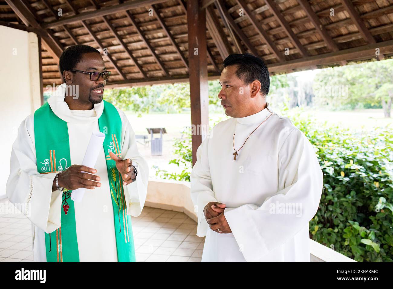 Mana, France, 6 juillet 2019. Aiku se prépare à participer à la messe du dimanche donnée par Mgr Lafont, évêque de Cayenne, lors de la rencontre pré-synodale des peuples autochtones de Guyane française. Il est actuellement en formation pour devenir diacre. (Photo par Emeric Fohlen/NurPhoto) Banque D'Images