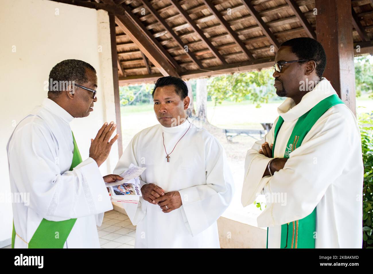 Mana, France, 6 juillet 2019. Aiku se prépare à participer à la messe du dimanche donnée par Mgr Lafont, évêque de Cayenne, lors de la rencontre pré-synodale des peuples autochtones de Guyane française. Il est actuellement en formation pour devenir diacre. (Photo par Emeric Fohlen/NurPhoto) Banque D'Images