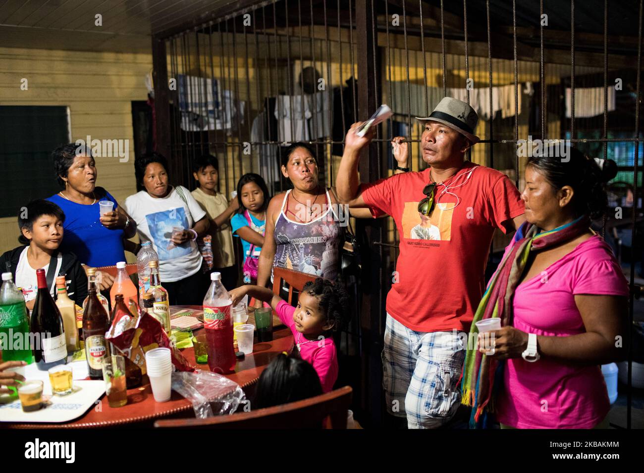 Grand-Santi, France, 3 juillet 2019. Aiku se réunit autour de sa délégation de Wayana Amérindiens descendant le fleuve Maroni pour assister à la réunion pré-synodale des peuples autochtones de Guyane française. (Photo par Emeric Fohlen/NurPhoto) Banque D'Images