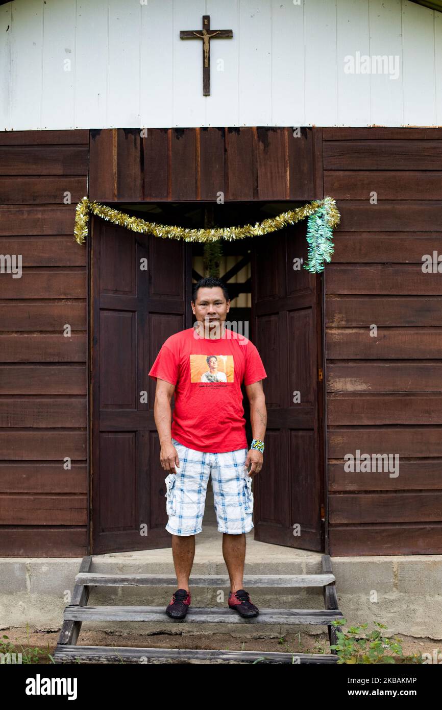 Maripasoula, France, 28 juin 2019. Portrait d'Aiku en face de l'église dans son village d'Ipokan Eute. Ce chef de village amérindien de Wayana est très impliqué dans sa communauté. Il est actuellement en formation pour devenir diacre. En l'absence du prêtre, il est chargé de célébrer la messe dans son village. (Photo par Emeric Fohlen/NurPhoto) Banque D'Images