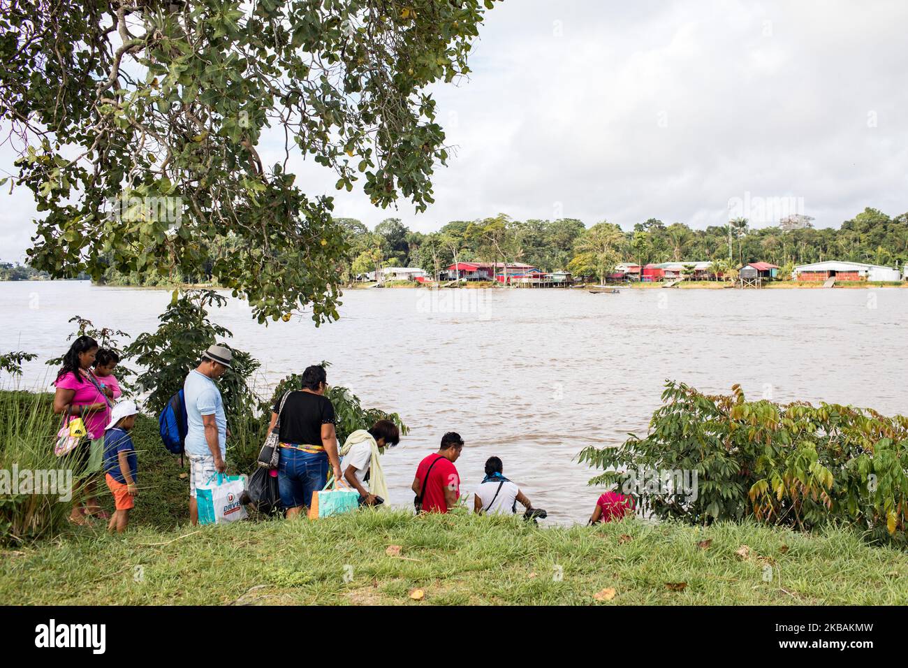 Grand-Santi, France, 3 juillet 2019. La délégation des Wayana Amérindiens embarque leurs canoës le long de la rivière Maroni. Ils assisteront à la réunion pré-synodale des peuples autochtones de Guyane française. (Photo par Emeric Fohlen/NurPhoto) Banque D'Images