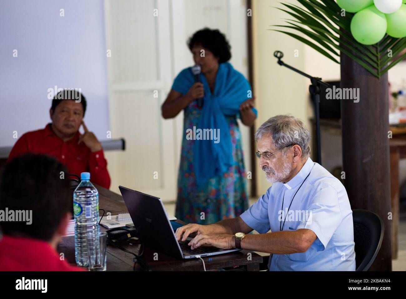 Awala-Yalimapo, France, 6 juillet 2019. L'évêque Emmanuel Lafont, évêque de Cayenne, prend des notes lors de la réunion pré-synodale des peuples autochtones de Guyane française. L'objectif de cette assemblée est d'écouter les peuples autochtones et toutes les communautés vivant en Amazonie afin de connaître leurs défis, leurs espoirs et leurs propositions de vie. (Photo par Emeric Fohlen/NurPhoto) Banque D'Images