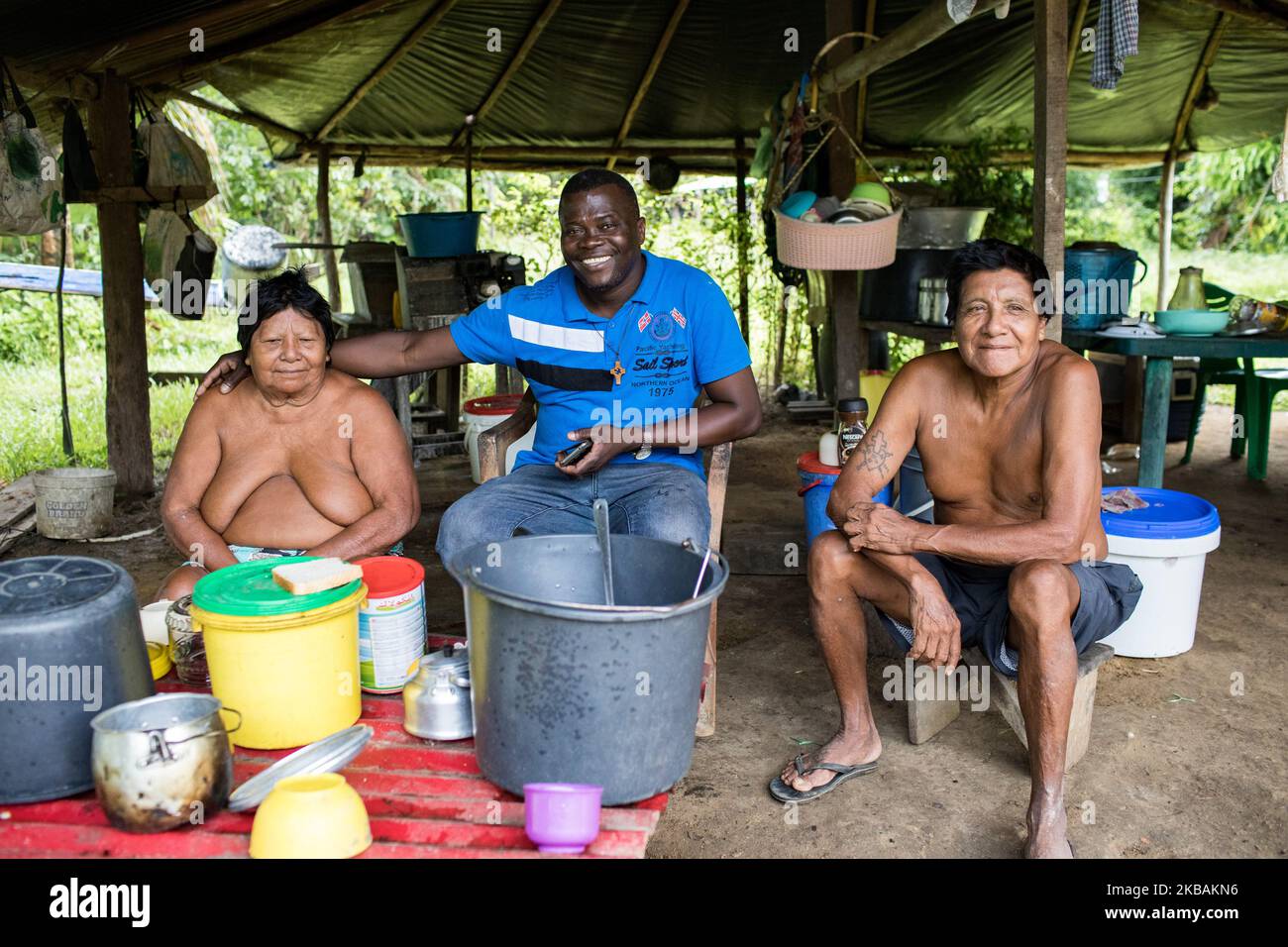 Maripasoula, France, 28 juin 2019. Le père Herve Cleze Moutaleno pose avec un couple amérindien du village d'Ipokan Eute. Ce missionnaire congolais est attaché à la paroisse d'Antekum Pata parmi le peuple Wayana, l'un des six peuples amérindiens indigènes vivant en Guyane française. (Photo par Emeric Fohlen/NurPhoto) Banque D'Images
