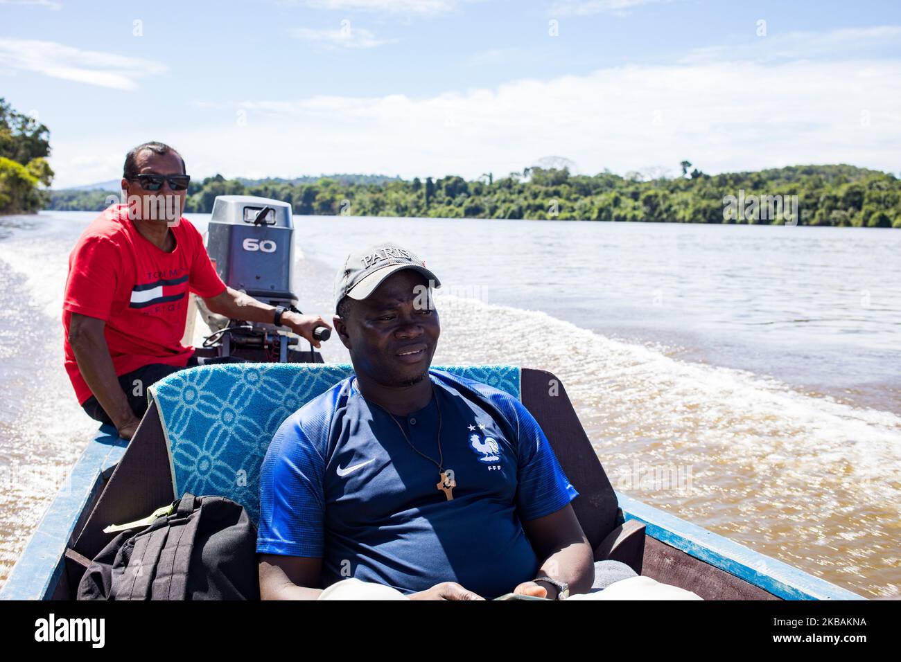 Maripasoula, France, 28 juin 2019. Le père Herve Cleze Moutaleno dans un canoë sur la rivière Maroni. Ce missionnaire congolais est attaché à la paroisse d'Antekum Pata parmi le peuple Wayana, l'un des six peuples amérindiens indigènes vivant en Guyane française. (Photo par Emeric Fohlen/NurPhoto) Banque D'Images
