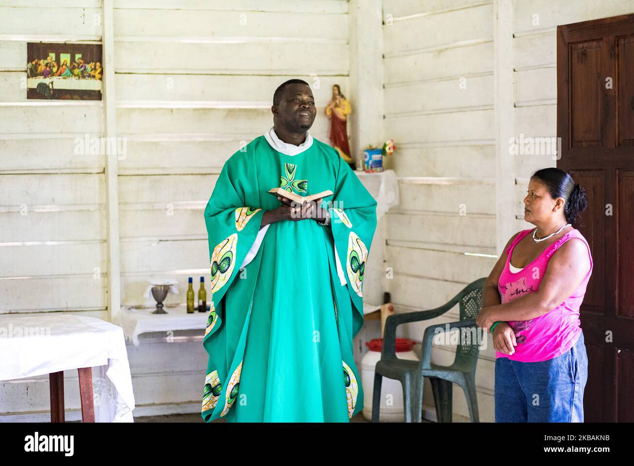 Maripasoula, France, 30 juin 2019. Le père Herve Cleze Moutaleno célèbre la messe dans son église près du village d'Ipokan Eute. Ce missionnaire congolais est attaché à la paroisse d'Antekum Pata parmi le peuple Wayana, l'un des six peuples amérindiens indigènes vivant en Guyane française. (Photo par Emeric Fohlen/NurPhoto) Banque D'Images