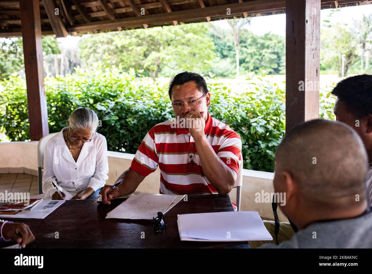 Awala-Yalimapo, France, 6 juillet 2019. Aiku participe à des ateliers lors de la réunion pré-synodale des peuples autochtones de Guyane française. Il est venu de son village de Upper Maroni en tant que représentant du peuple américain Wayana. L'objectif de cette assemblée est d'écouter les peuples autochtones et toutes les communautés vivant en Amazonie afin de connaître leurs défis, leurs espoirs et leurs propositions de vie. (Photo par Emeric Fohlen/NurPhoto) Banque D'Images