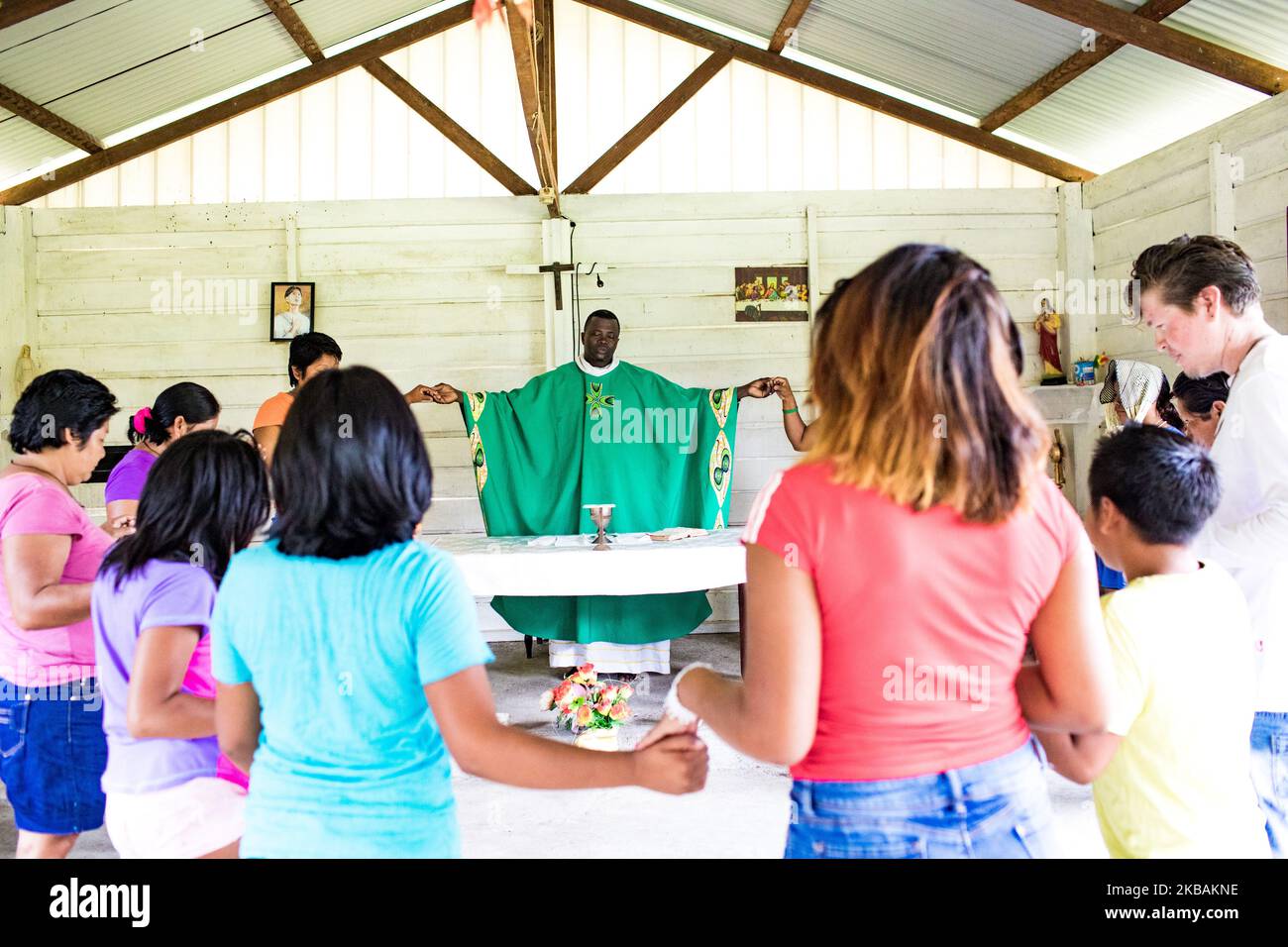 Maripasoula, France, 30 juin 2019. Le père Herve Cleze Moutaleno célèbre la messe dans son église près du village d'Ipokan Eute. Ce missionnaire congolais est attaché à la paroisse d'Antekum Pata parmi le peuple Wayana, l'un des six peuples amérindiens indigènes vivant en Guyane française. (Photo par Emeric Fohlen/NurPhoto) Banque D'Images