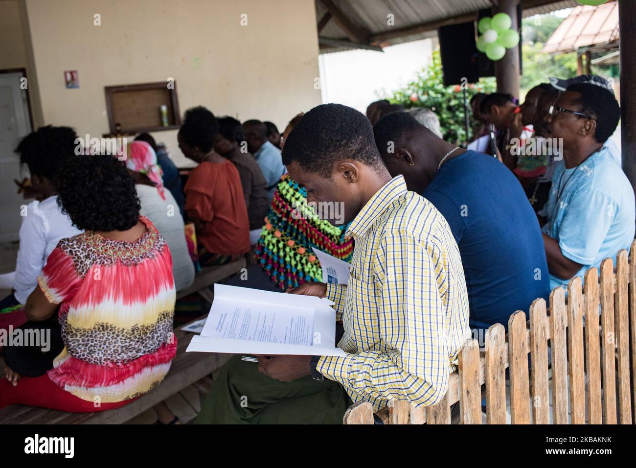 Awala-Yalimapo, France, 6 juillet 2019. De nombreuses personnes participent à la réunion pré-synodale des peuples autochtones de Guyane française. L'objectif de cette assemblée est d'écouter les peuples autochtones et toutes les communautés vivant en Amazonie afin de connaître leurs défis, leurs espoirs et leurs propositions de vie. (Photo par Emeric Fohlen/NurPhoto) Banque D'Images