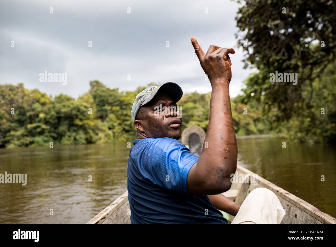 Maripasoula, France, 28 juin 2019. Le père Herve Cleze Moutaleno voyage d'un village à l'autre en canoë sur la rivière Maroni. Ce prêtre missionnaire sâme congolais est attaché à la paroisse d'Antekum Pata parmi le peuple Wayana, l'un des six peuples amérindiens indigènes vivant au Guyana. (Photo par Emeric Fohlen/NurPhoto) Banque D'Images