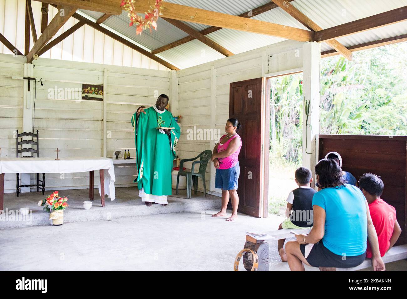 Maripasoula, France, 30 juin 2019. Le père Herve Cleze Moutaleno célèbre la messe dans son église près du village d'Ipokan Eute. Ce missionnaire congolais est attaché à la paroisse d'Antekum Pata parmi le peuple Wayana, l'un des six peuples amérindiens indigènes vivant en Guyane française. (Photo par Emeric Fohlen/NurPhoto) Banque D'Images