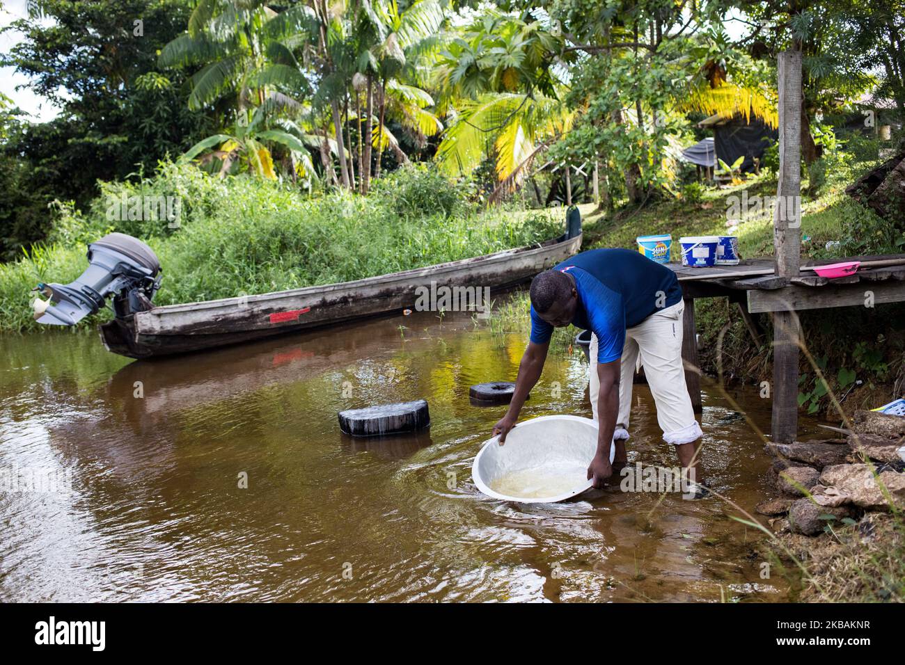 Maripasoula, France, 28 juin 2019. Le père Herve Cleze Moutaleno récupère l'eau de la rivière dans le village d'Ipokan Eute. Ce missionnaire congolais est attaché à la paroisse d'Antekum Pata parmi le peuple Wayana, l'un des six peuples amérindiens indigènes vivant en Guyane française. (Photo par Emeric Fohlen/NurPhoto) Banque D'Images