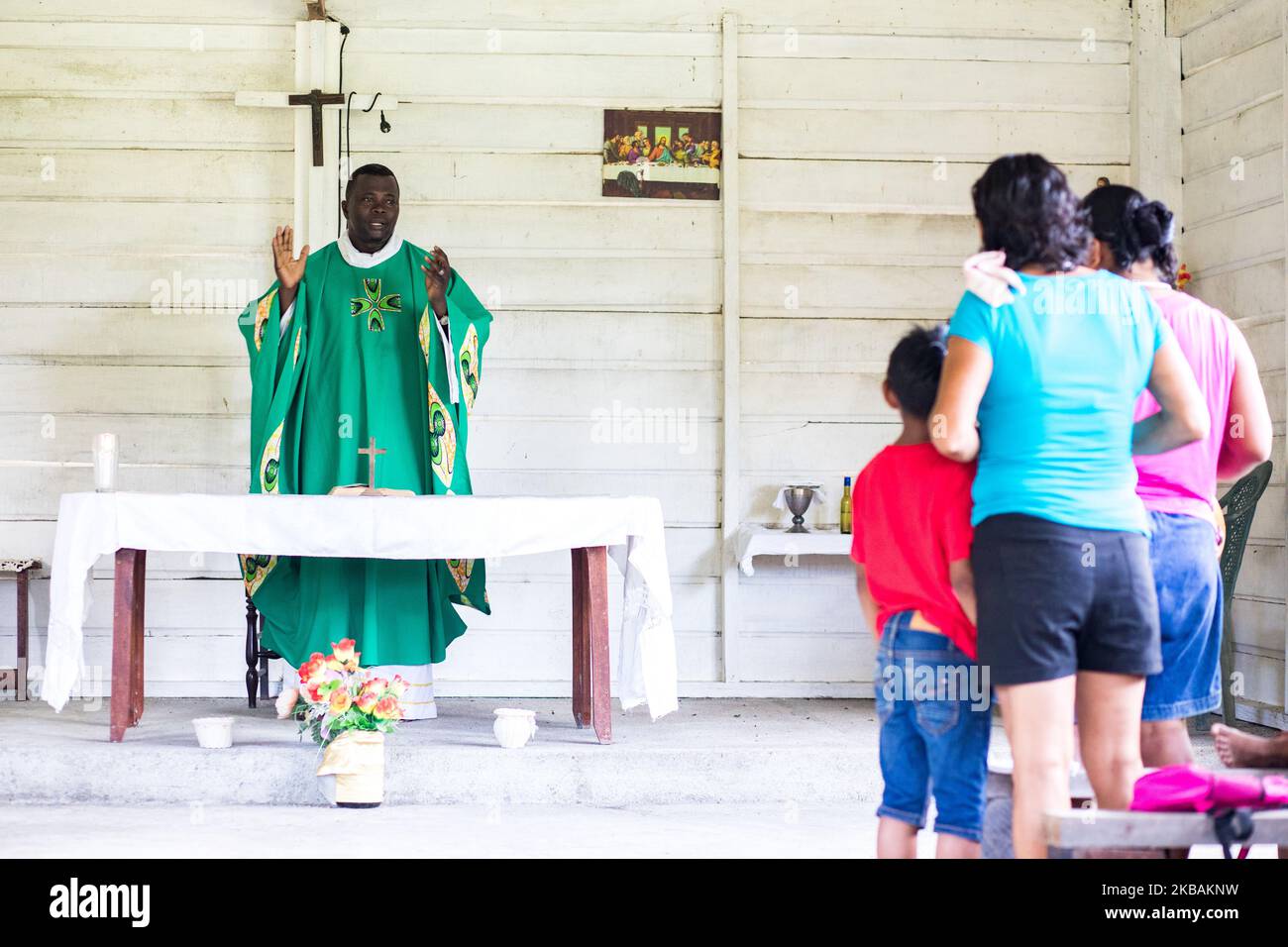 Maripasoula, France, 30 juin 2019. Le père Herve Cleze Moutaleno célèbre la messe dans son église près du village d'Ipokan Eute. Ce missionnaire congolais est attaché à la paroisse d'Antekum Pata parmi le peuple Wayana, l'un des six peuples amérindiens indigènes vivant en Guyane française. (Photo par Emeric Fohlen/NurPhoto) Banque D'Images