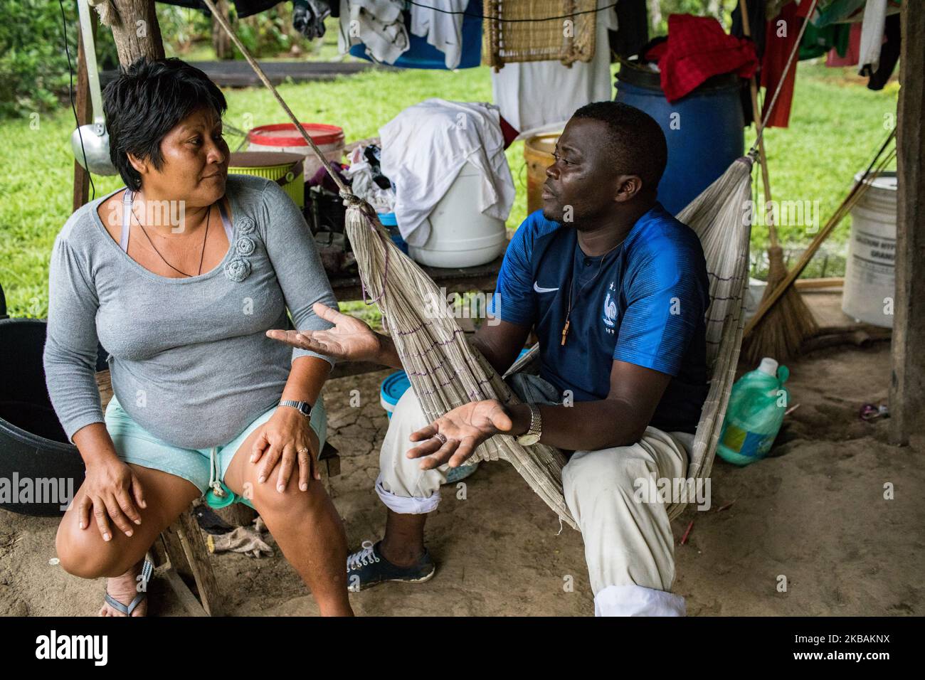 Maripasoula, France, 28 juin 2019. Le père Herve Cleze Moutaleno boit Cachiri, une boisson traditionnelle amérindienne avec ses fidèles dans le village d'Antekum Pata. Ce missionnaire congolais est attaché à la paroisse d'Antekum Pata parmi le peuple Wayana, l'un des six peuples amérindiens indigènes vivant en Guyane française. (Photo par Emeric Fohlen/NurPhoto) Banque D'Images