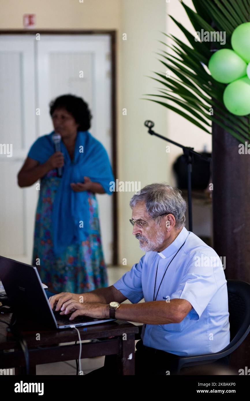 Awala-Yalimapo, France, 6 juillet 2019. L'évêque Emmanuel Lafont, évêque de Cayenne, prend des notes lors de la réunion pré-synodale des peuples autochtones de Guyane française. L'objectif de cette assemblée est d'écouter les peuples autochtones et toutes les communautés vivant en Amazonie afin de connaître leurs défis, leurs espoirs et leurs propositions de vie. (Photo par Emeric Fohlen/NurPhoto) Banque D'Images