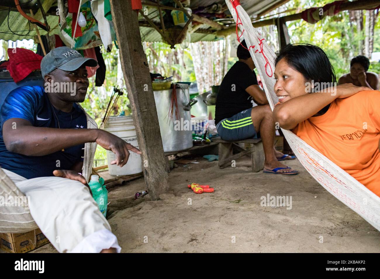 Maripasoula, France, 28 juin 2019. Le père Herve Cleze Moutaleno boit Cachiri, une boisson traditionnelle amérindienne avec ses fidèles dans le village d'Antekum Pata. Ce missionnaire congolais est attaché à la paroisse d'Antekum Pata parmi le peuple Wayana, l'un des six peuples amérindiens indigènes vivant en Guyane française. (Photo par Emeric Fohlen/NurPhoto) Banque D'Images