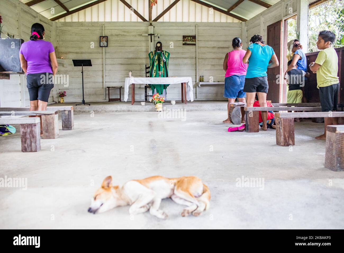 Maripasoula, France, 30 juin 2019. Le père Herve Cleze Moutaleno célèbre la messe dans son église près du village d'Ipokan Eute. Ce missionnaire congolais est attaché à la paroisse d'Antekum Pata parmi le peuple Wayana, l'un des six peuples amérindiens indigènes vivant en Guyane française. (Photo par Emeric Fohlen/NurPhoto) Banque D'Images