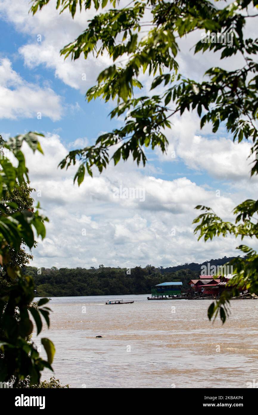 Maripasoula, France, 29 juin 2019. Les rives du Suriname vus de Maripasoula, du côté français de la rivière Maroni. Nous pouvons voir les nombreux supermarchés chinois qui sont la base d'approvisionnement pour tous les voyageurs sur la rivière. (Photo par Emeric Fohlen/NurPhoto) Banque D'Images