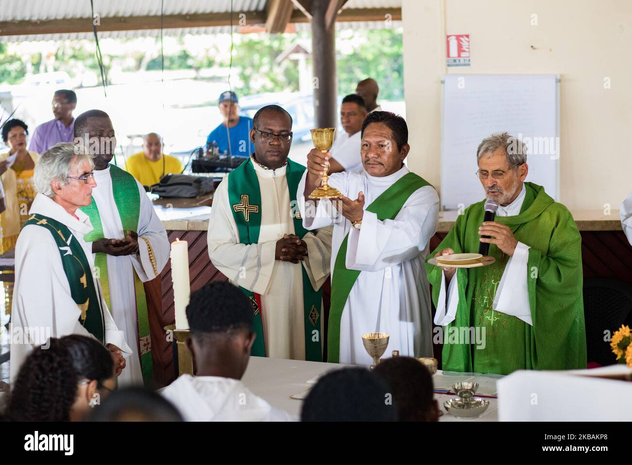 Awala-Yalimapo, France, 6 juillet 2019. Diacre amérindien pendant la grande messe de la rencontre pré-synodale des peuples autochtones de Guyane française. L'objectif de cette assemblée est d'écouter les peuples autochtones et toutes les communautés vivant en Amazonie afin de connaître leurs défis, leurs espoirs et leurs propositions de vie. (Photo par Emeric Fohlen/NurPhoto) Banque D'Images