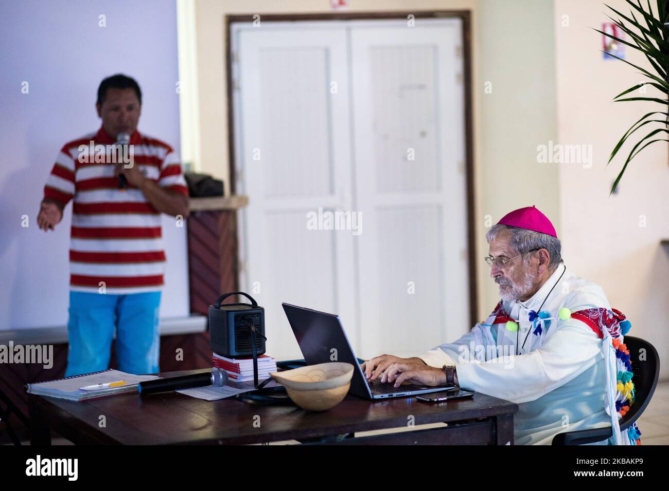Awala-Yalimapo, France, 6 juillet 2019. L'évêque Emmanuel Lafont, évêque de Cayenne, prend des notes lors de la réunion pré-synodale des peuples autochtones de Guyane française. L'objectif de cette assemblée est d'écouter les peuples autochtones et toutes les communautés vivant en Amazonie afin de connaître leurs défis, leurs espoirs et leurs propositions de vie. (Photo par Emeric Fohlen/NurPhoto) Banque D'Images