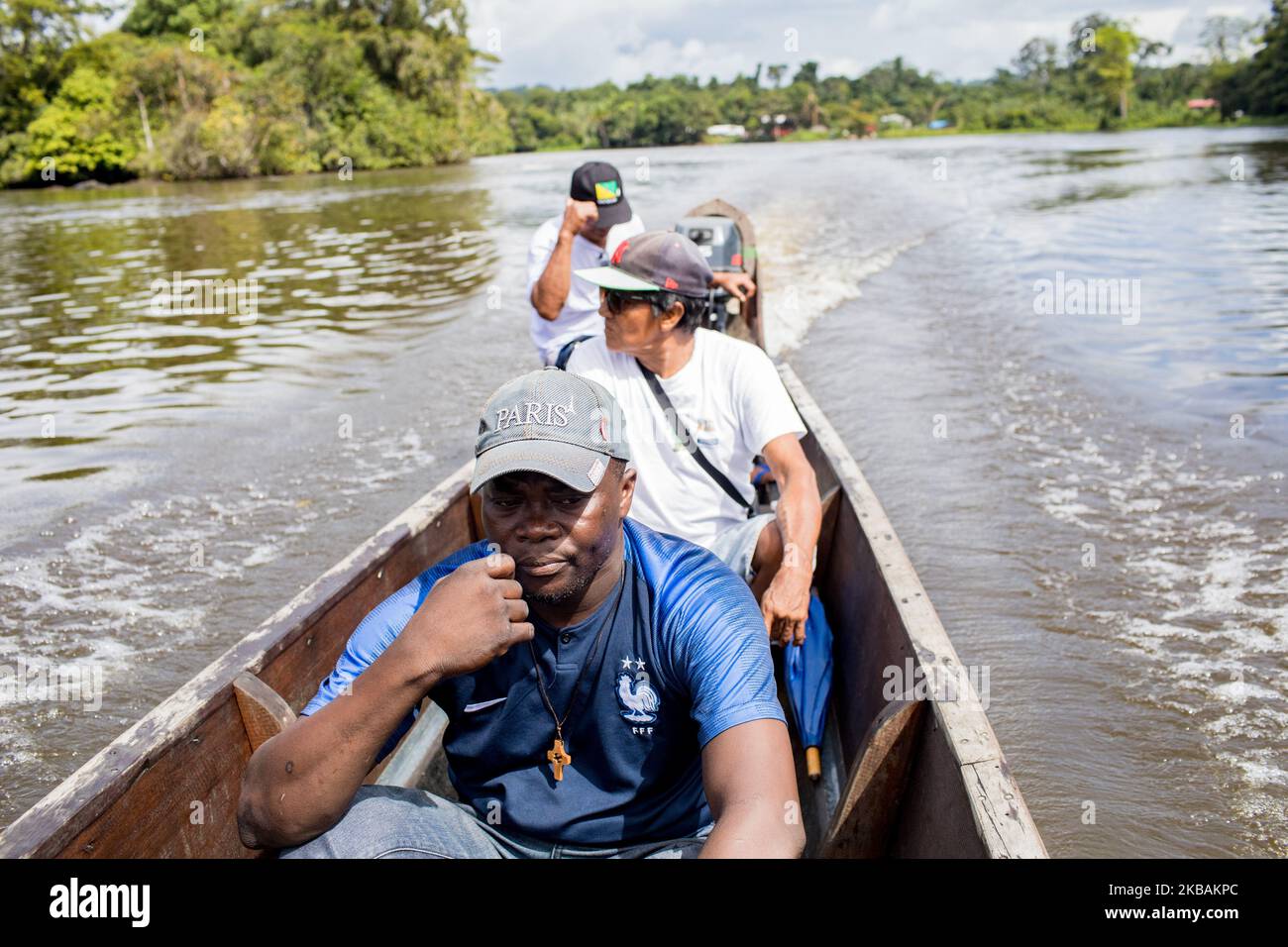 Maripasoula, France, 28 juin 2019. Le père Herve Cleze Moutaleno voyage d'un village à l'autre en canoë sur la rivière Maroni. Ce prêtre missionnaire sâme congolais est attaché à la paroisse d'Antekum Pata parmi le peuple Wayana, l'un des six peuples amérindiens indigènes vivant au Guyana. (Photo par Emeric Fohlen/NurPhoto) Banque D'Images