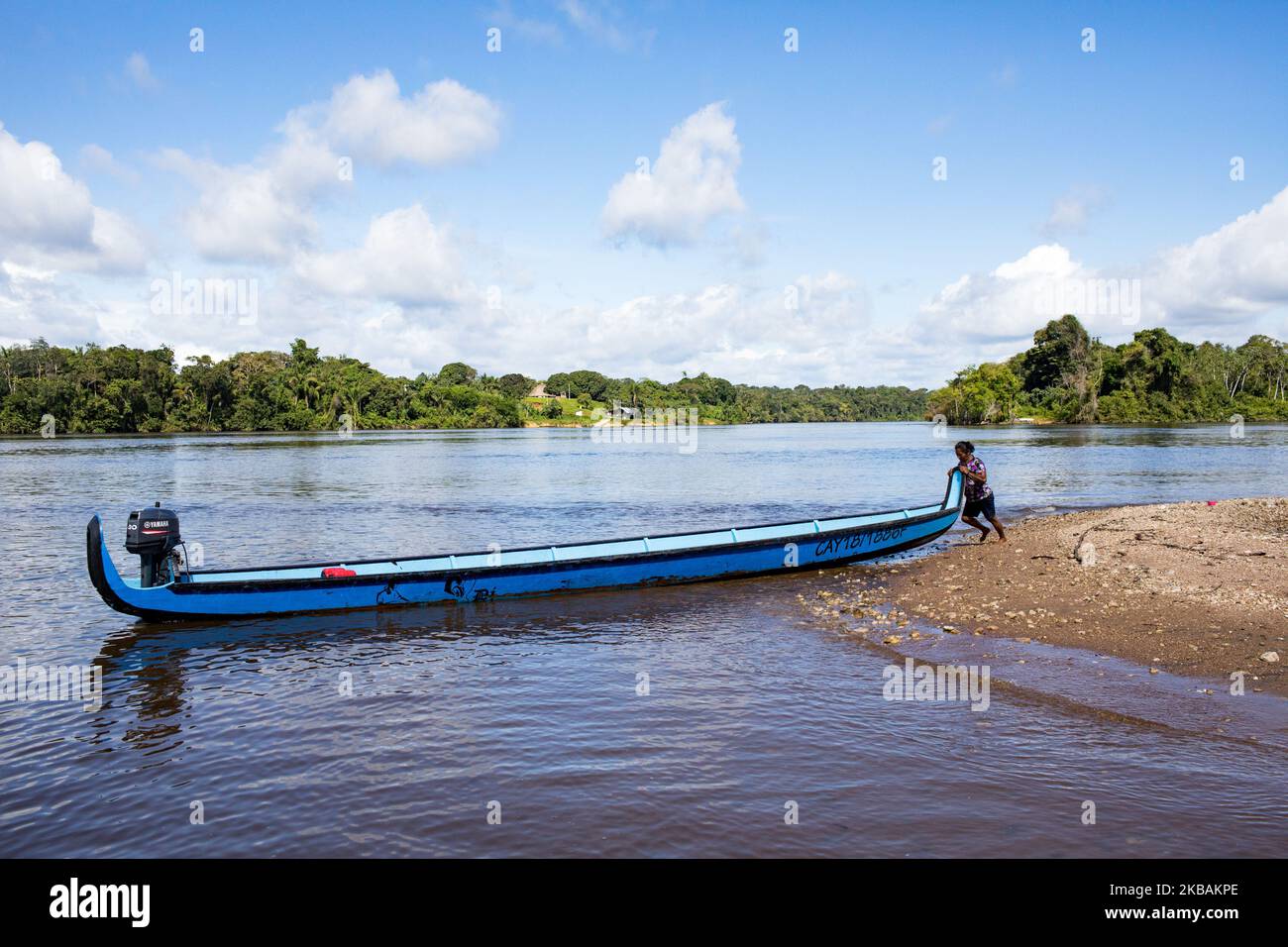 Maripasoula, France, 29 juin 2019. Une femme amérindienne et son canoë sur la rivière Maroni sur le chemin d'Antecume-Pata de Maripasoula. (Photo par Emeric Fohlen/NurPhoto) Banque D'Images