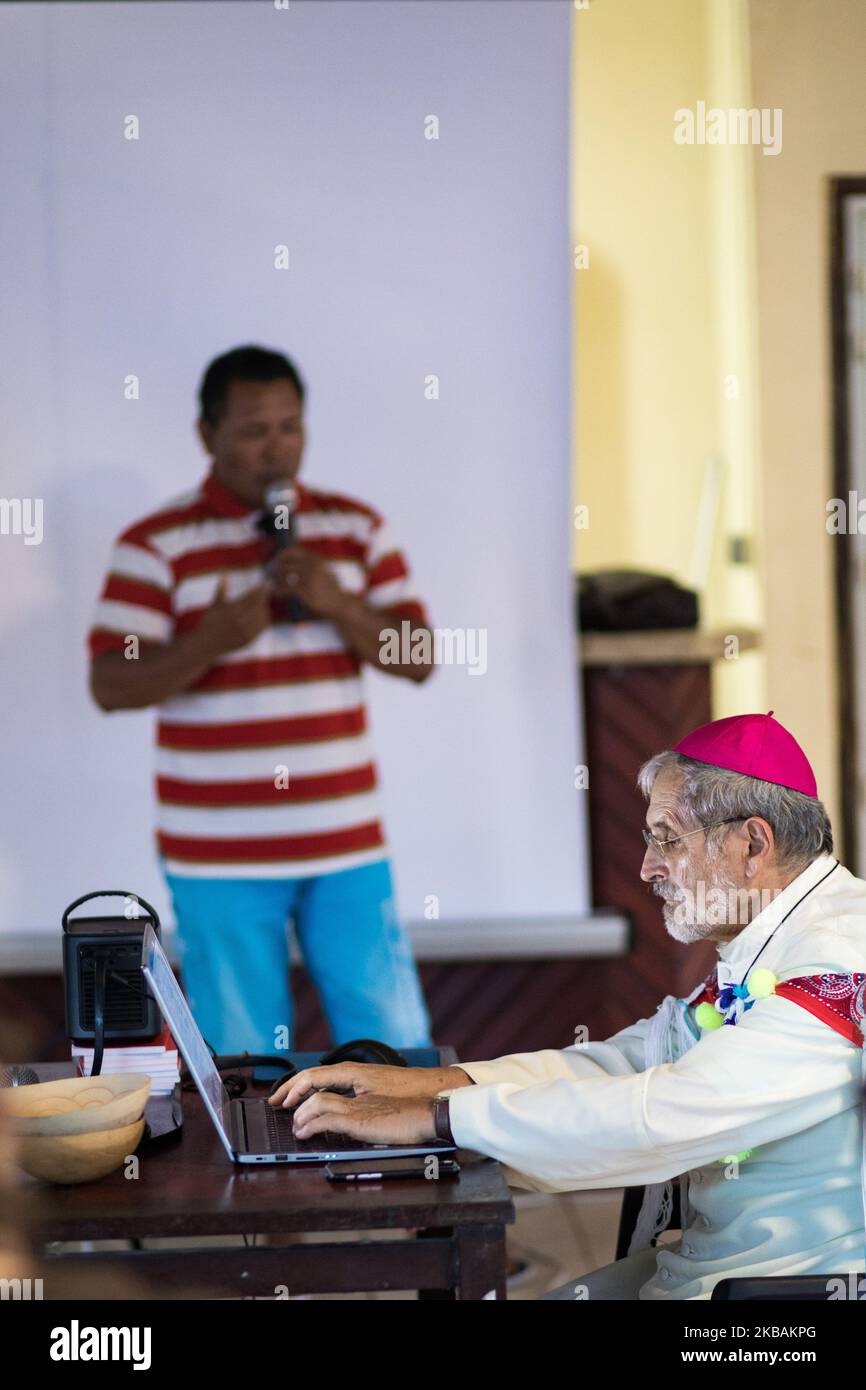 Awala-Yalimapo, France, 6 juillet 2019. L'évêque Emmanuel Lafont, évêque de Cayenne, prend des notes lors de la réunion pré-synodale des peuples autochtones de Guyane française. L'objectif de cette assemblée est d'écouter les peuples autochtones et toutes les communautés vivant en Amazonie afin de connaître leurs défis, leurs espoirs et leurs propositions de vie. (Photo par Emeric Fohlen/NurPhoto) Banque D'Images